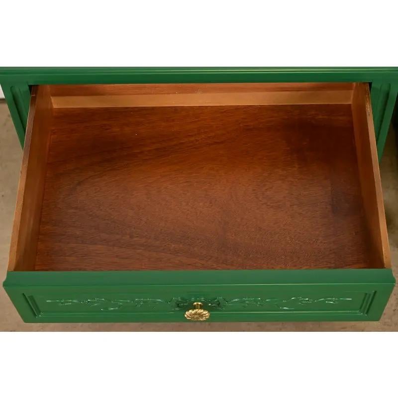 Greene & Greene Greene, tables de nuit laquées vertes de style Régence française, nouvellement repeintes en vente 2
