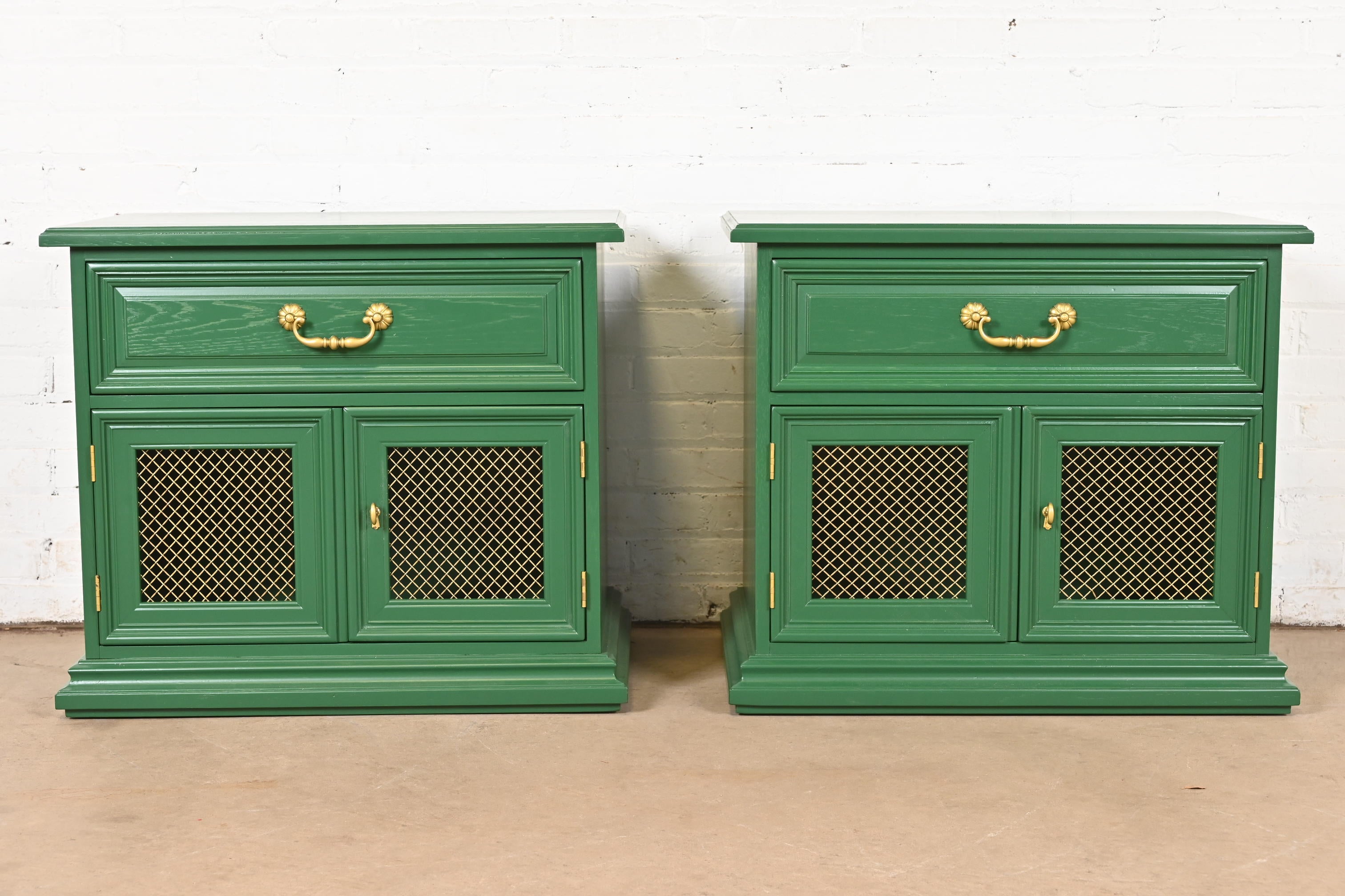 Greene & Greene Greene, tables de nuit laquées vertes de style Régence française, nouvellement repeintes en vente