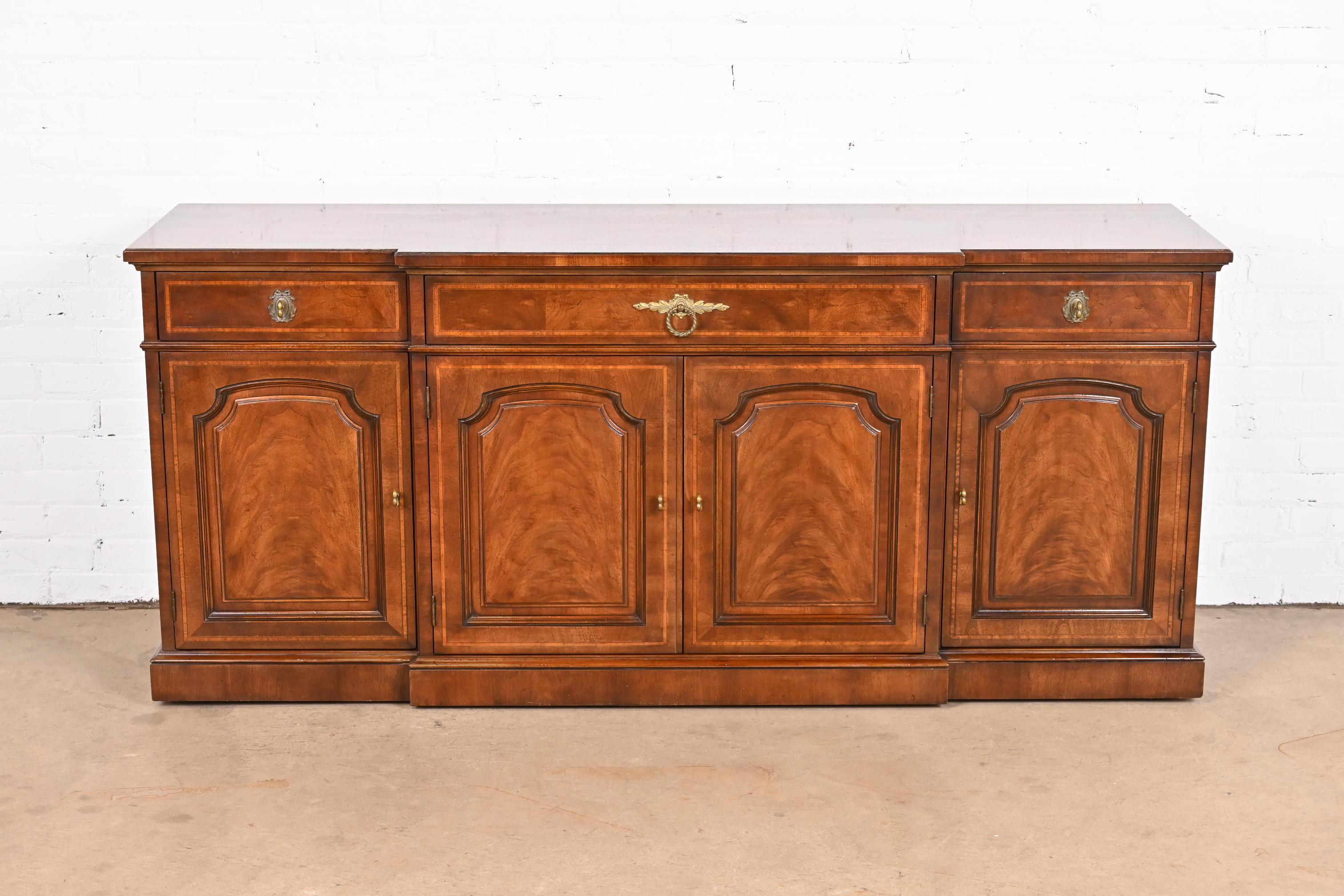 A gorgeous French Regency Louis XVI style sideboard, credenza, or bar cabinet

By Henredon

USA, Circa 1970s

Measures: 70