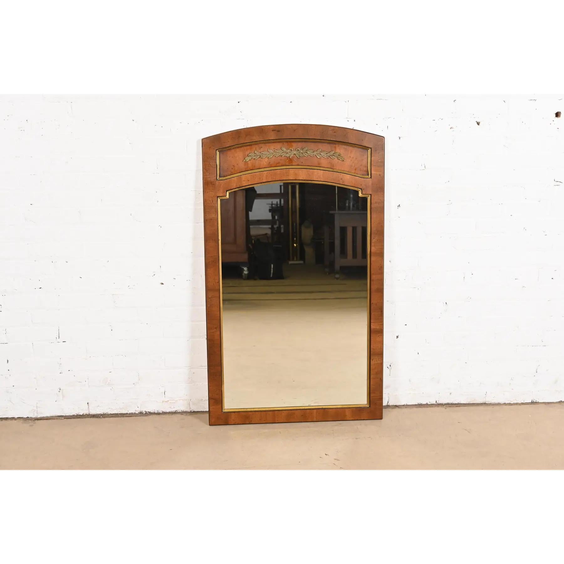 Américain Miroir mural Louis XVI Régence française en noyer et laiton, Circa 1970 en vente