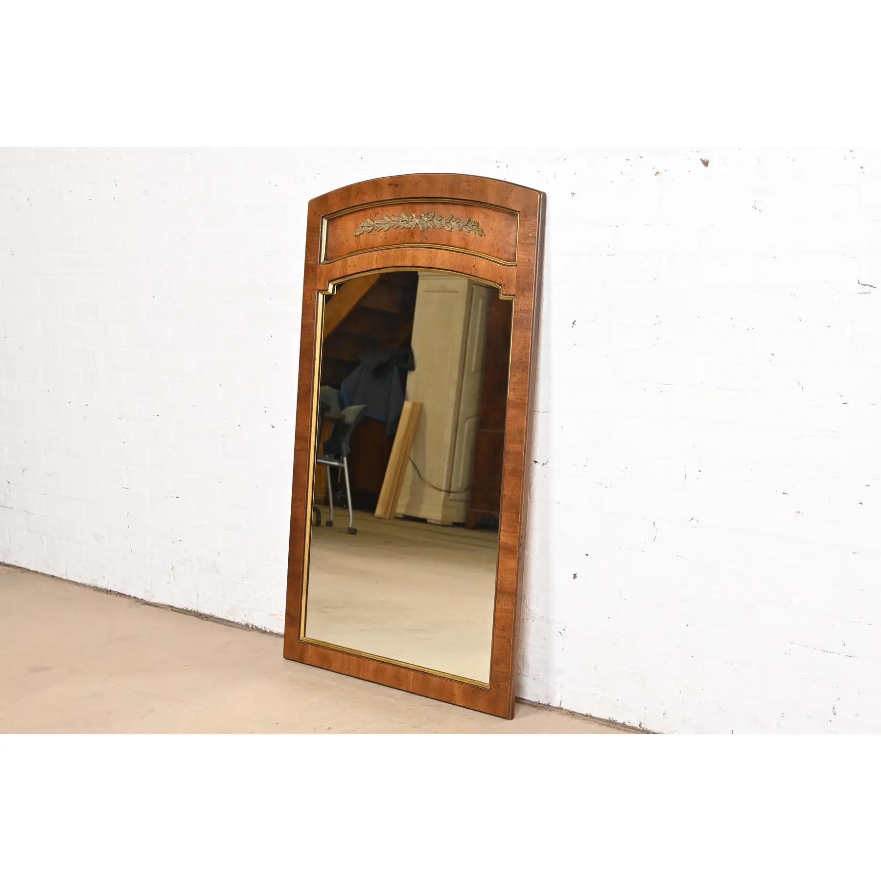 Miroir mural Louis XVI Régence française en noyer et laiton, Circa 1970 Bon état - En vente à South Bend, IN