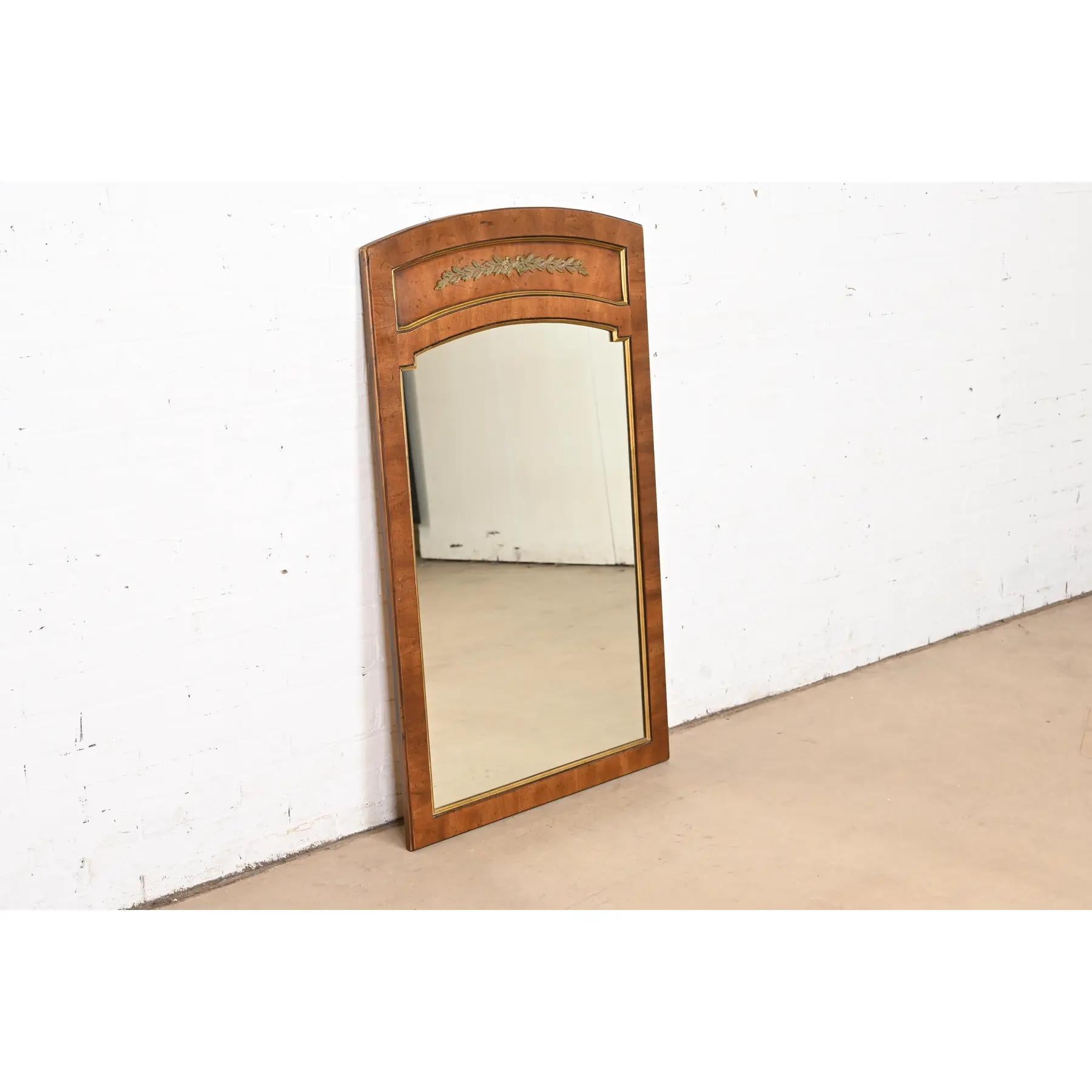 Fin du 20e siècle Miroir mural Louis XVI Régence française en noyer et laiton, Circa 1970 en vente