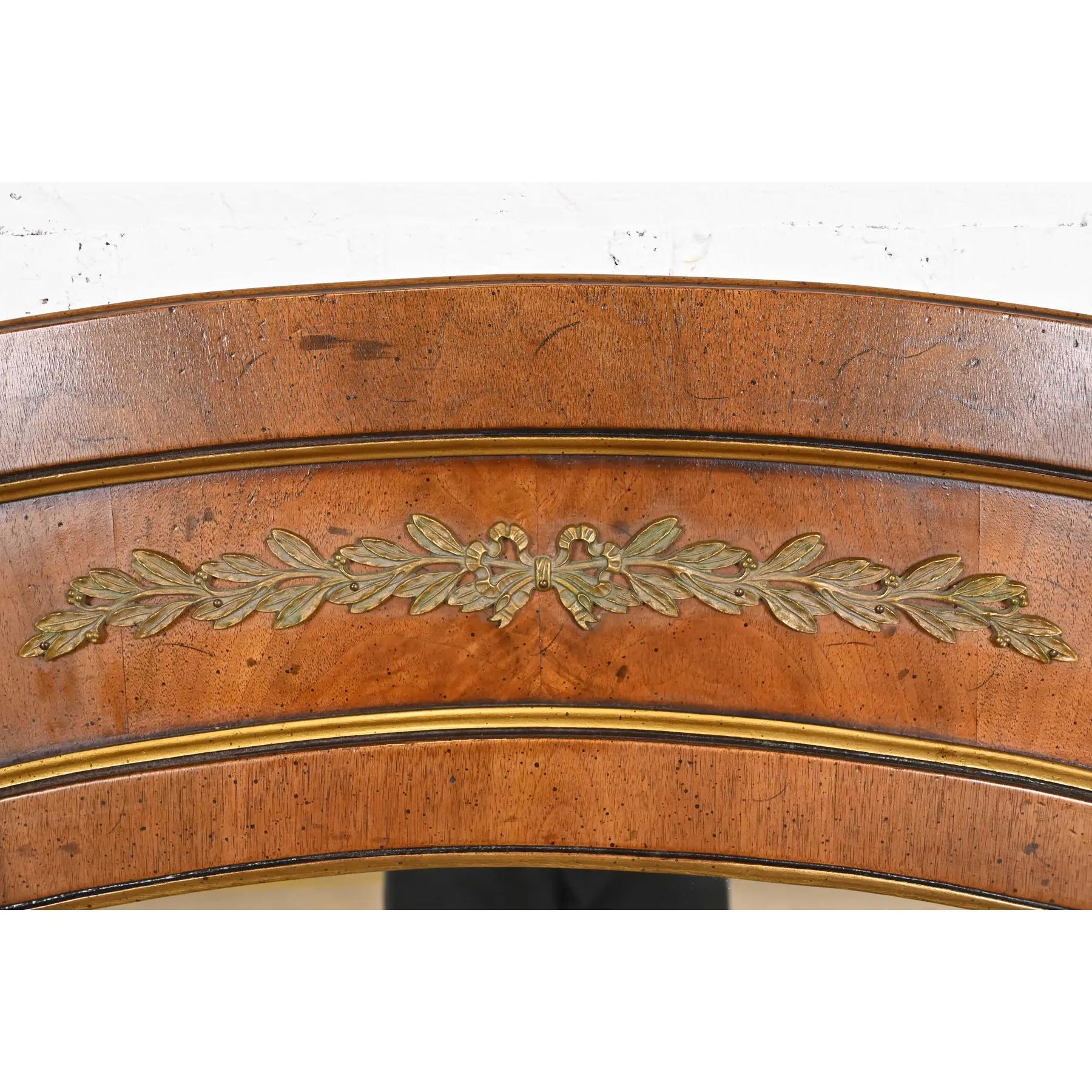 Laiton Miroir mural Louis XVI Régence française en noyer et laiton, Circa 1970 en vente