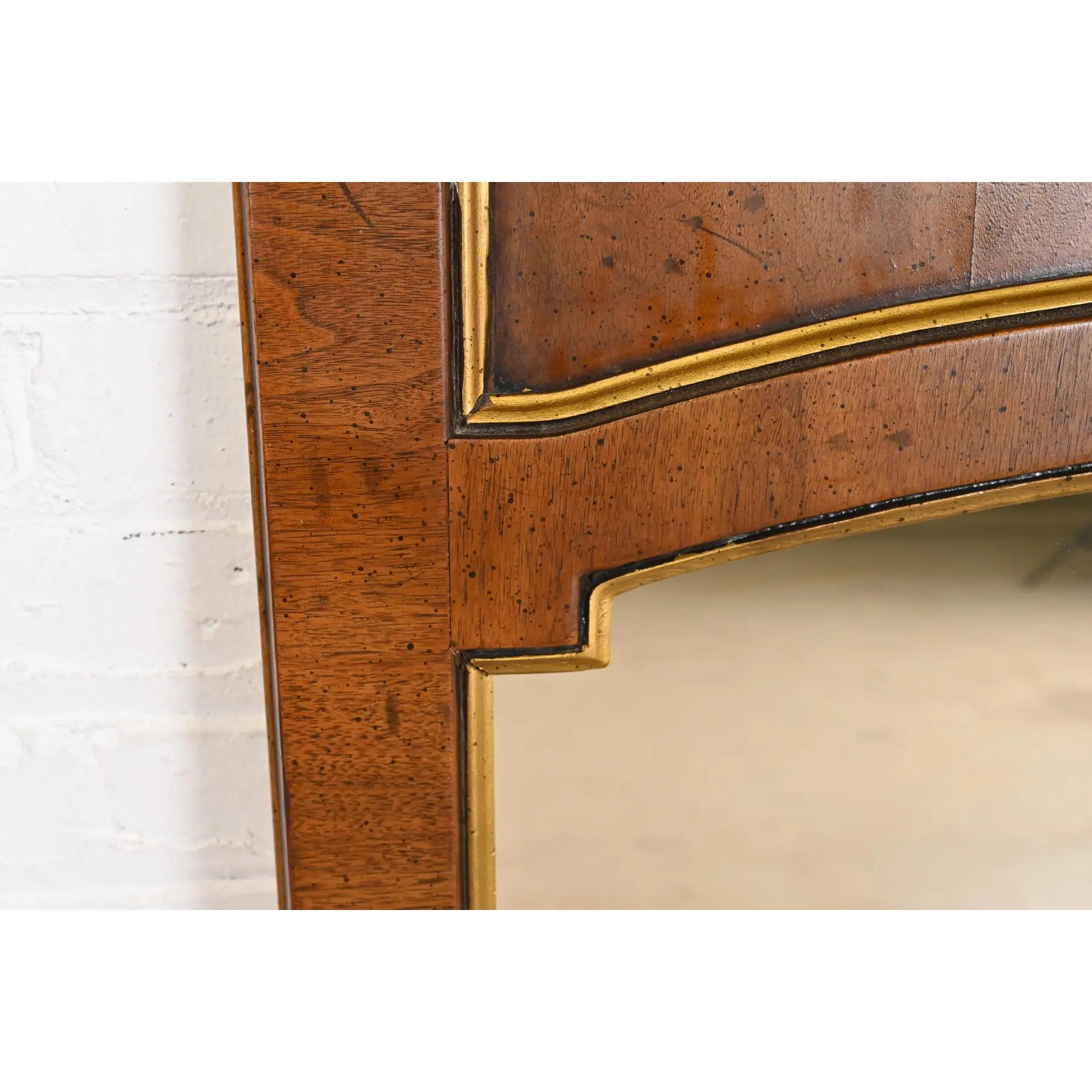 Miroir mural Louis XVI Régence française en noyer et laiton, Circa 1970 en vente 1