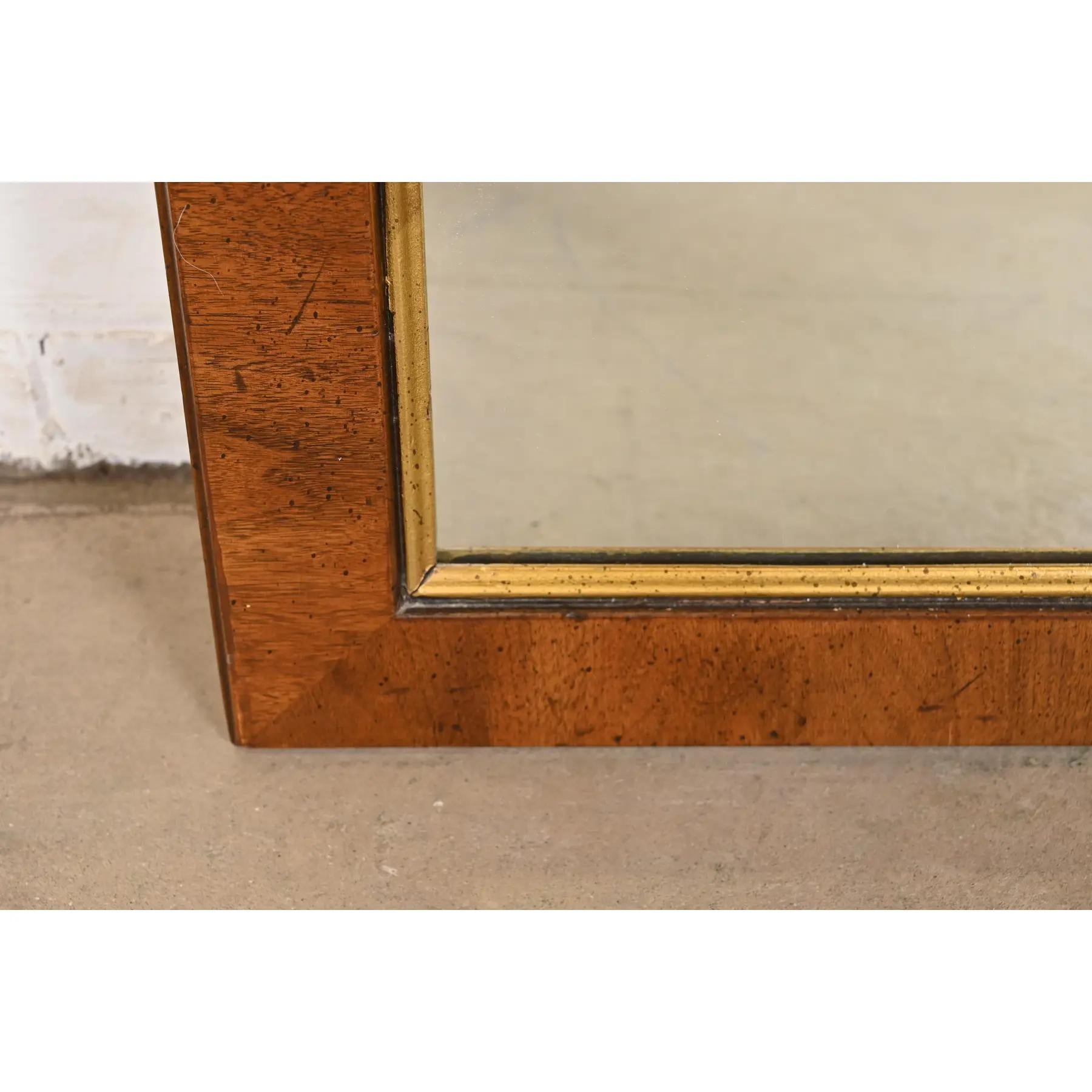 Miroir mural Louis XVI Régence française en noyer et laiton, Circa 1970 en vente 2