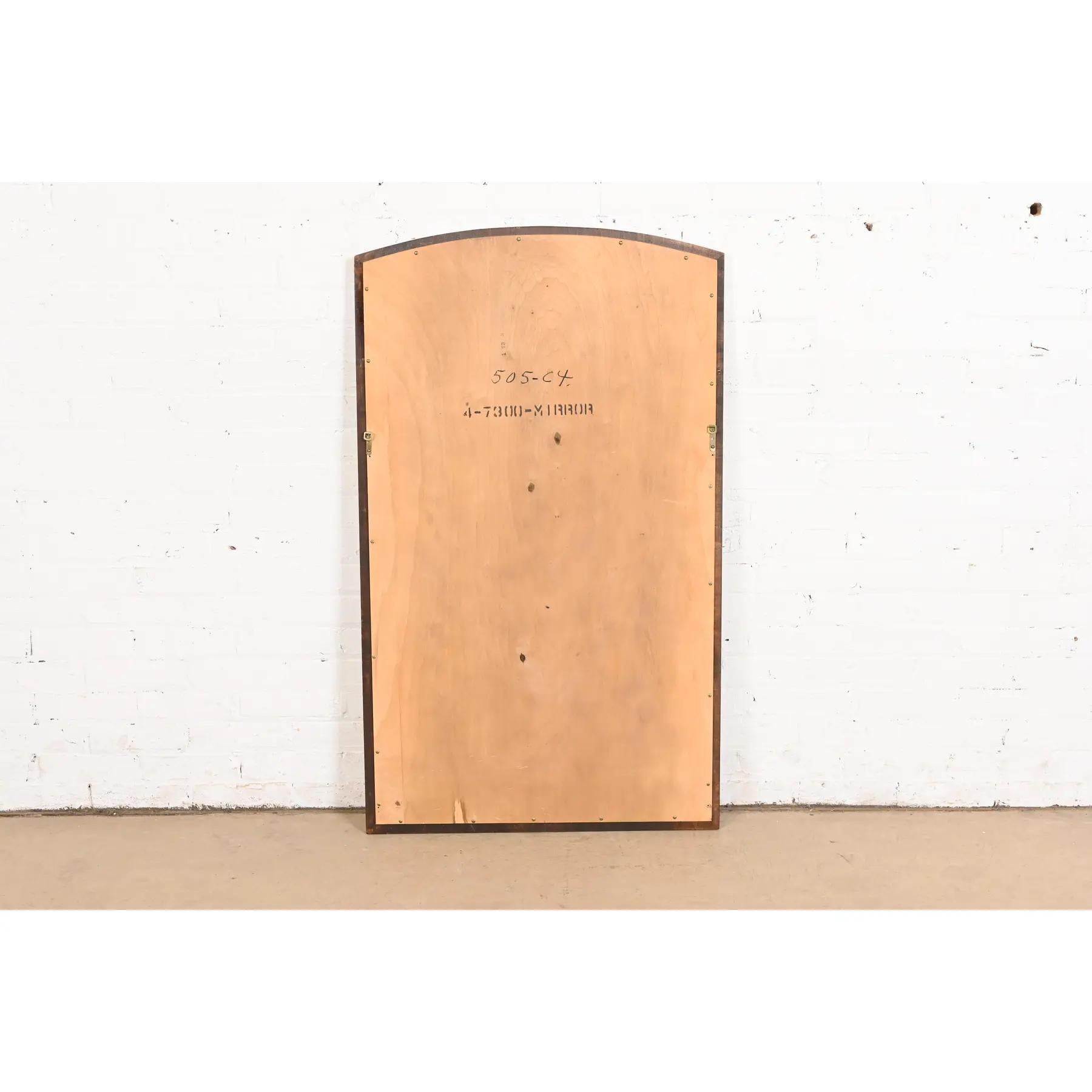 Miroir mural Louis XVI Régence française en noyer et laiton, Circa 1970 en vente 3