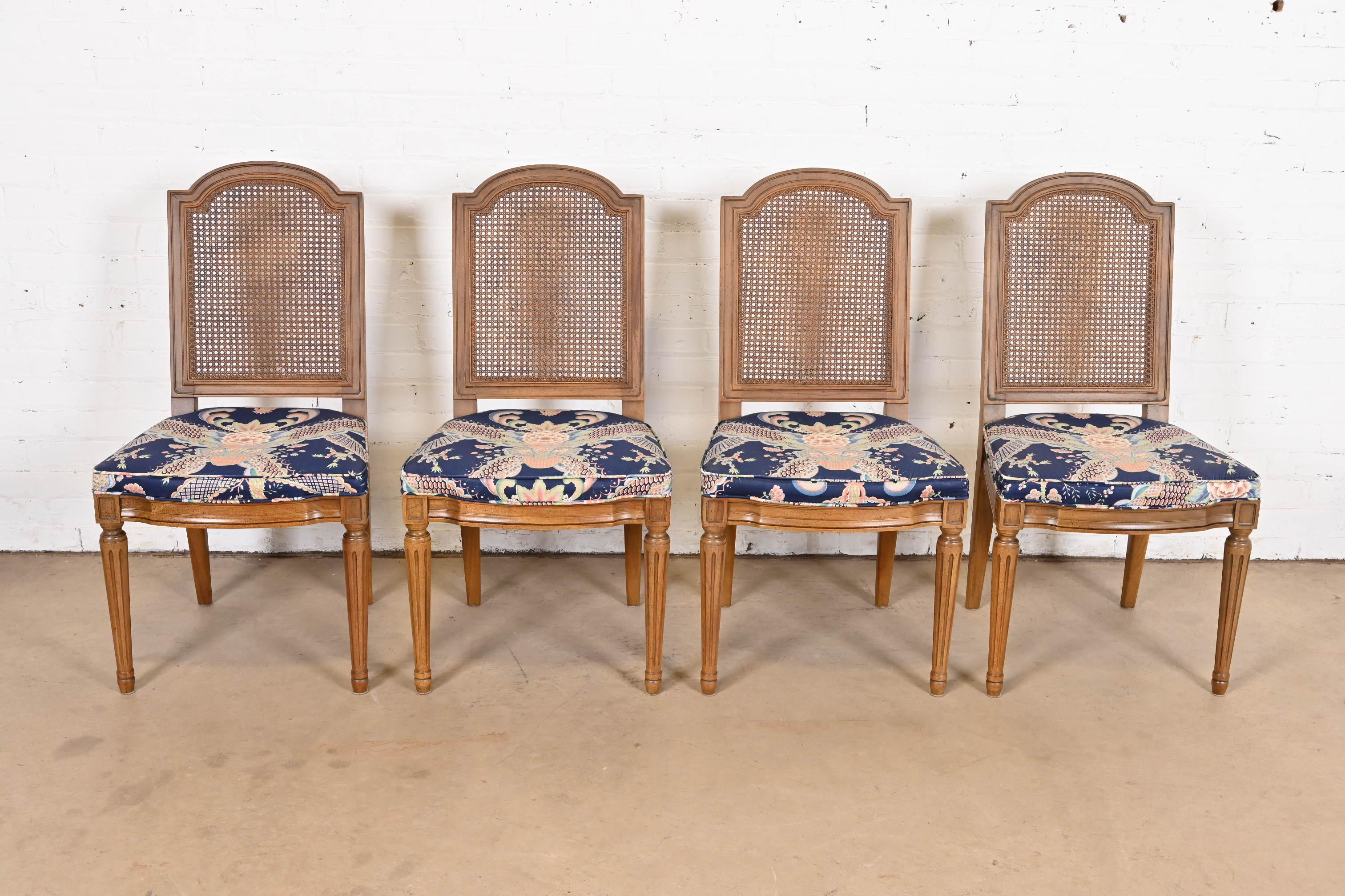 Henredon - Ensemble de quatre chaises de salle à manger en noyer à dossier canné de style Régence française Louis XVI Bon état - En vente à South Bend, IN