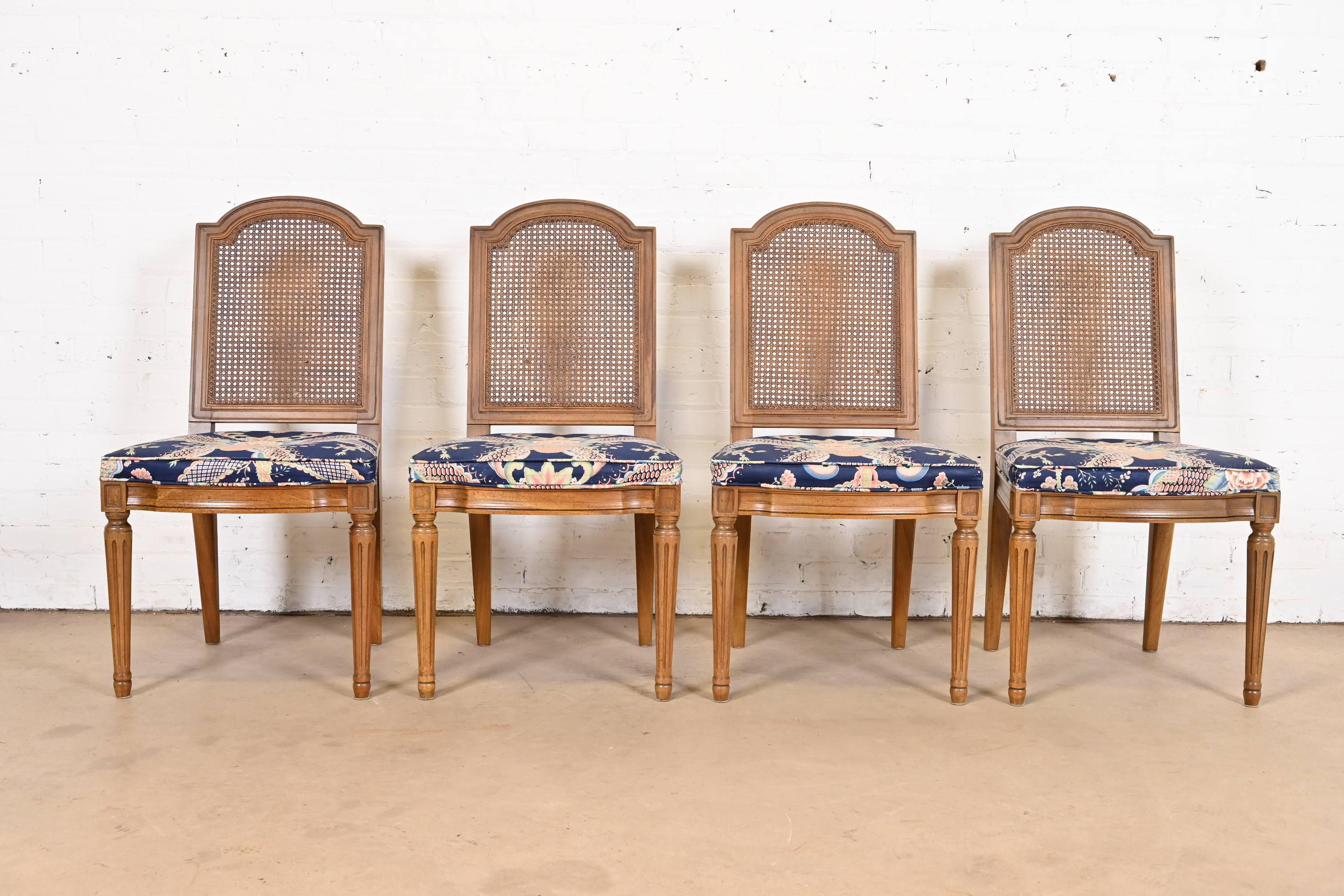 Milieu du XXe siècle Henredon - Ensemble de quatre chaises de salle à manger en noyer à dossier canné de style Régence française Louis XVI en vente