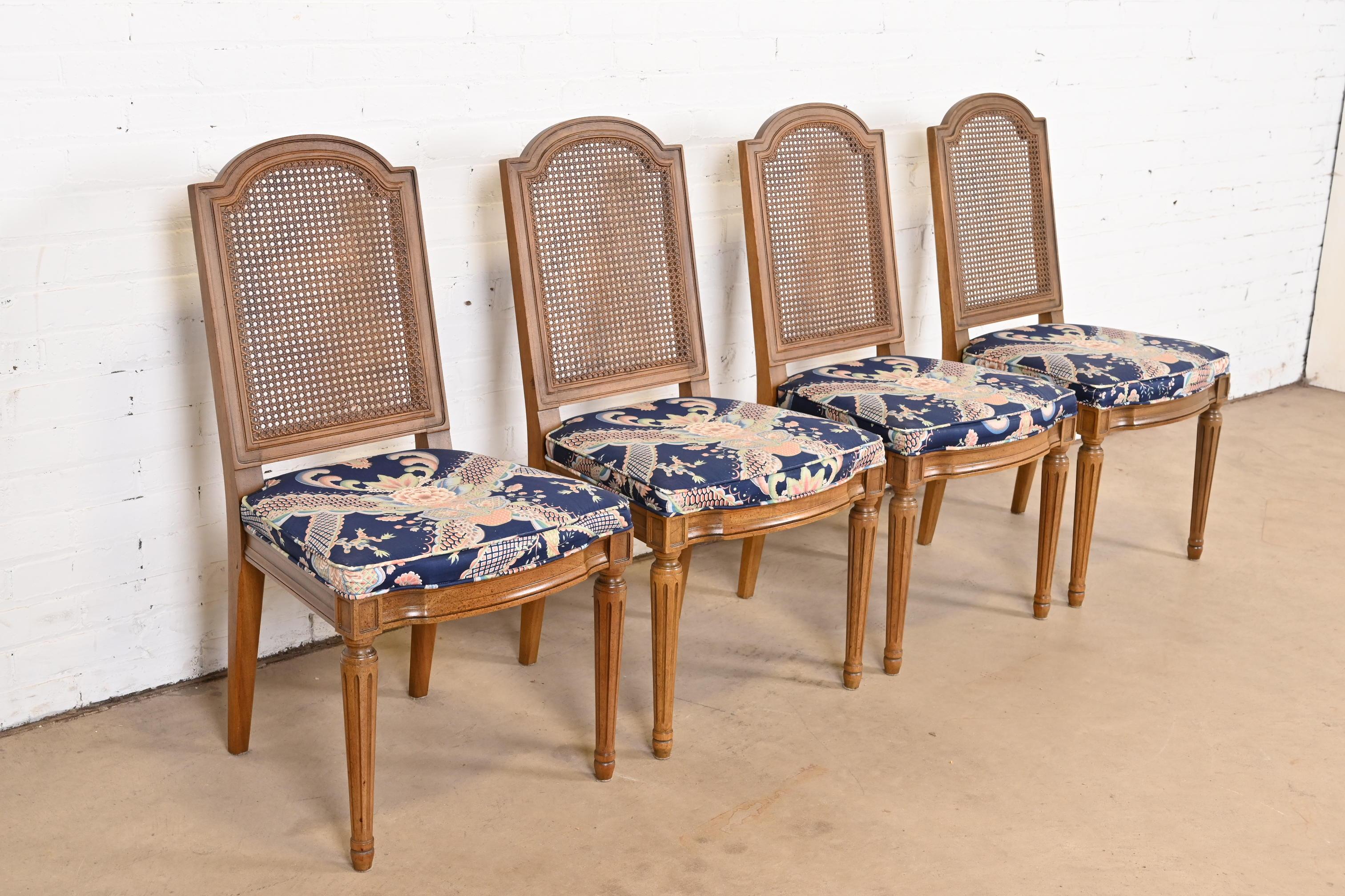 Tissu d'ameublement Henredon - Ensemble de quatre chaises de salle à manger en noyer à dossier canné de style Régence française Louis XVI en vente