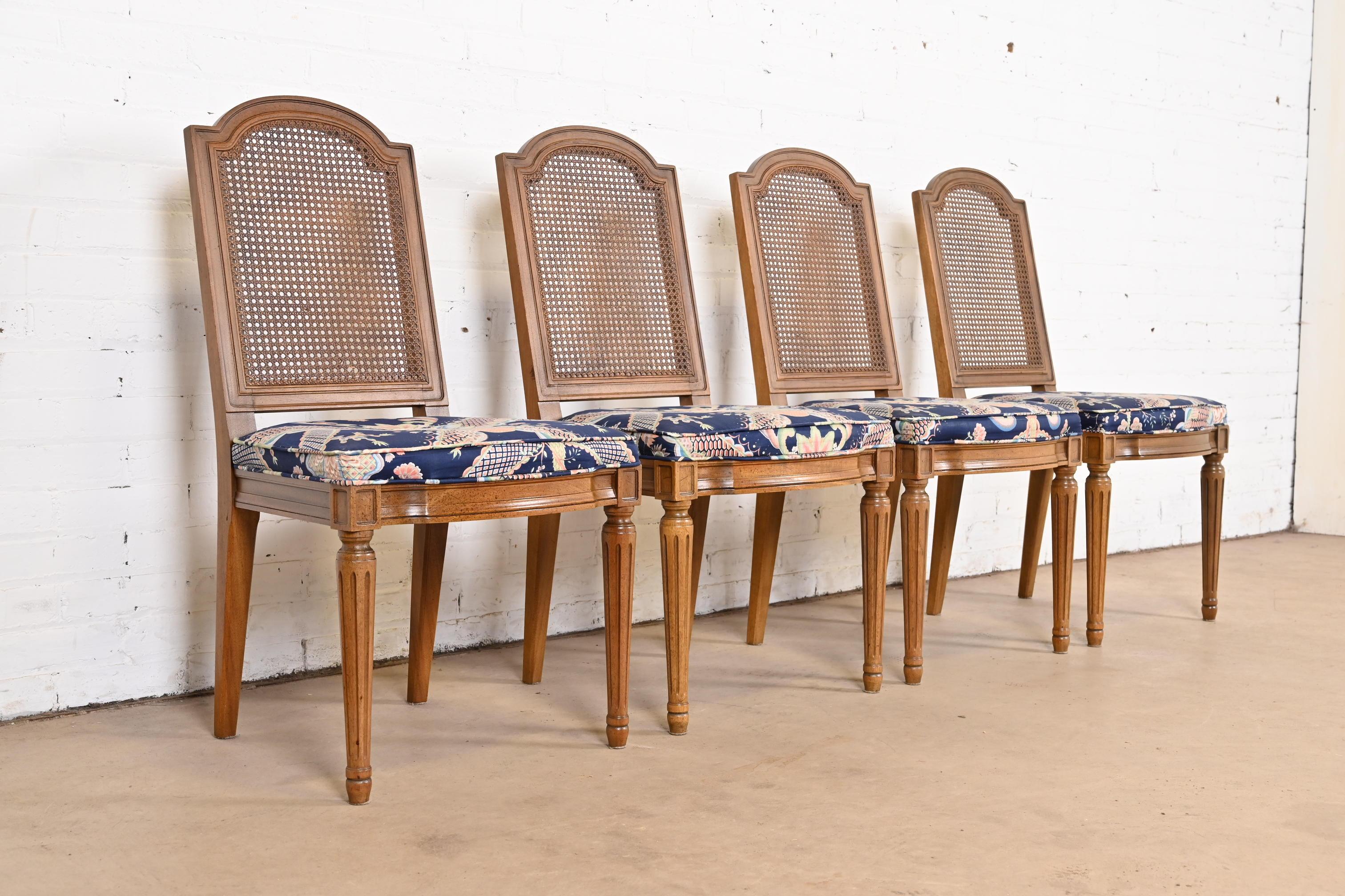 Henredon Französische Regency Louis XVI Nussbaumholz-Esszimmerstühle mit Rohrrückenlehne, Vierer-Set (Polster) im Angebot