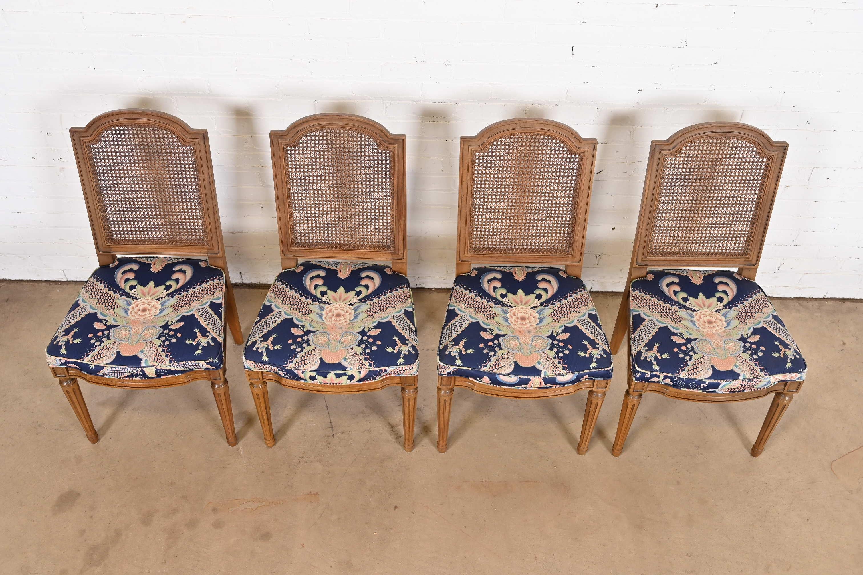 Henredon - Ensemble de quatre chaises de salle à manger en noyer à dossier canné de style Régence française Louis XVI en vente 2