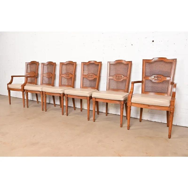 Uno splendido set di sei sedie da pranzo in stile Regency francese Luigi XVI

Da Henredon

USA, circa anni '1960

Telaio in noce massiccio intagliato, con schienali a canne e sedili imbottiti.

Misure: 
Sedie laterali: 20