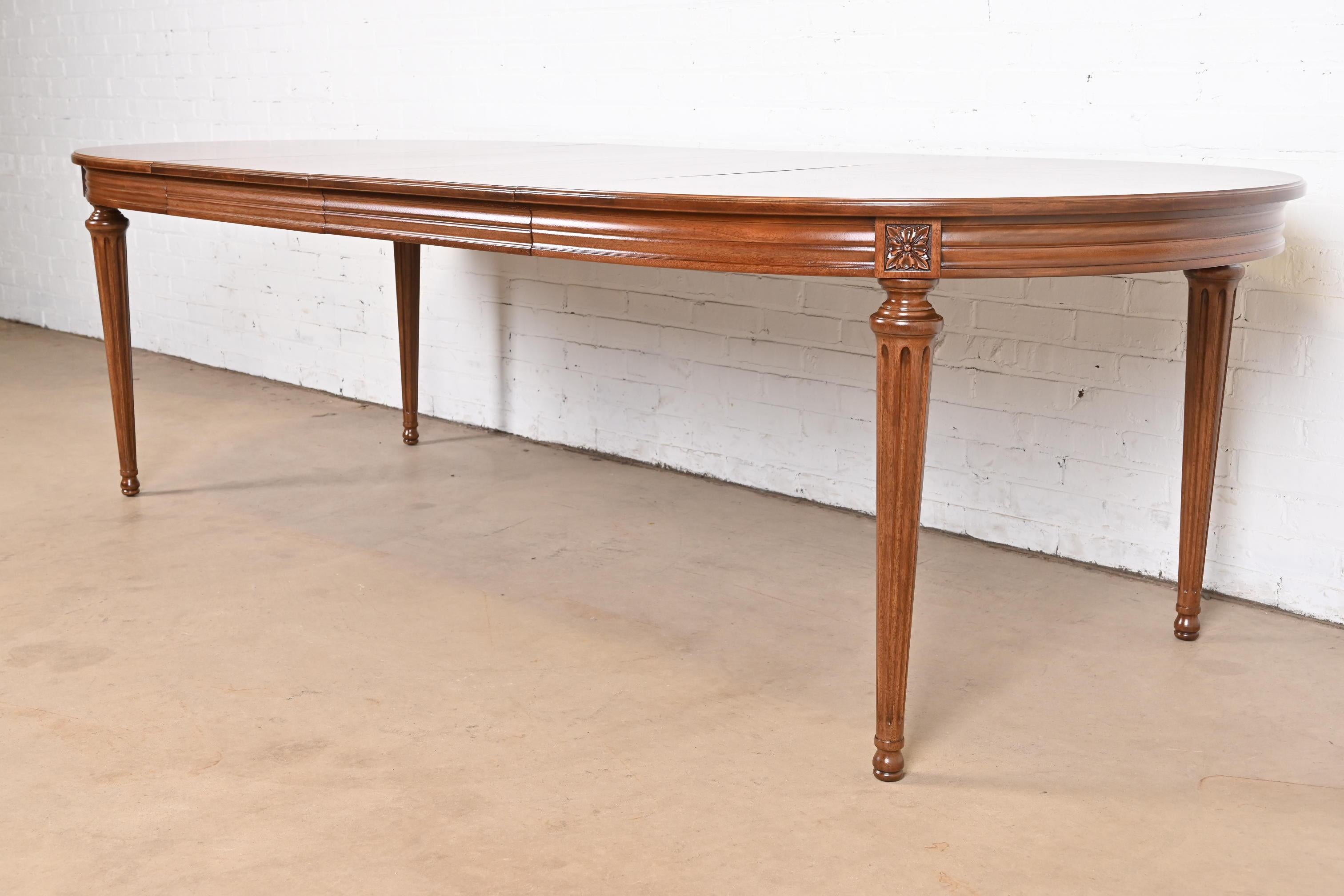 Henredon French Regency Louis XVI Walnut Dining Table, Newly Refinished In Good Condition For Sale In South Bend, IN