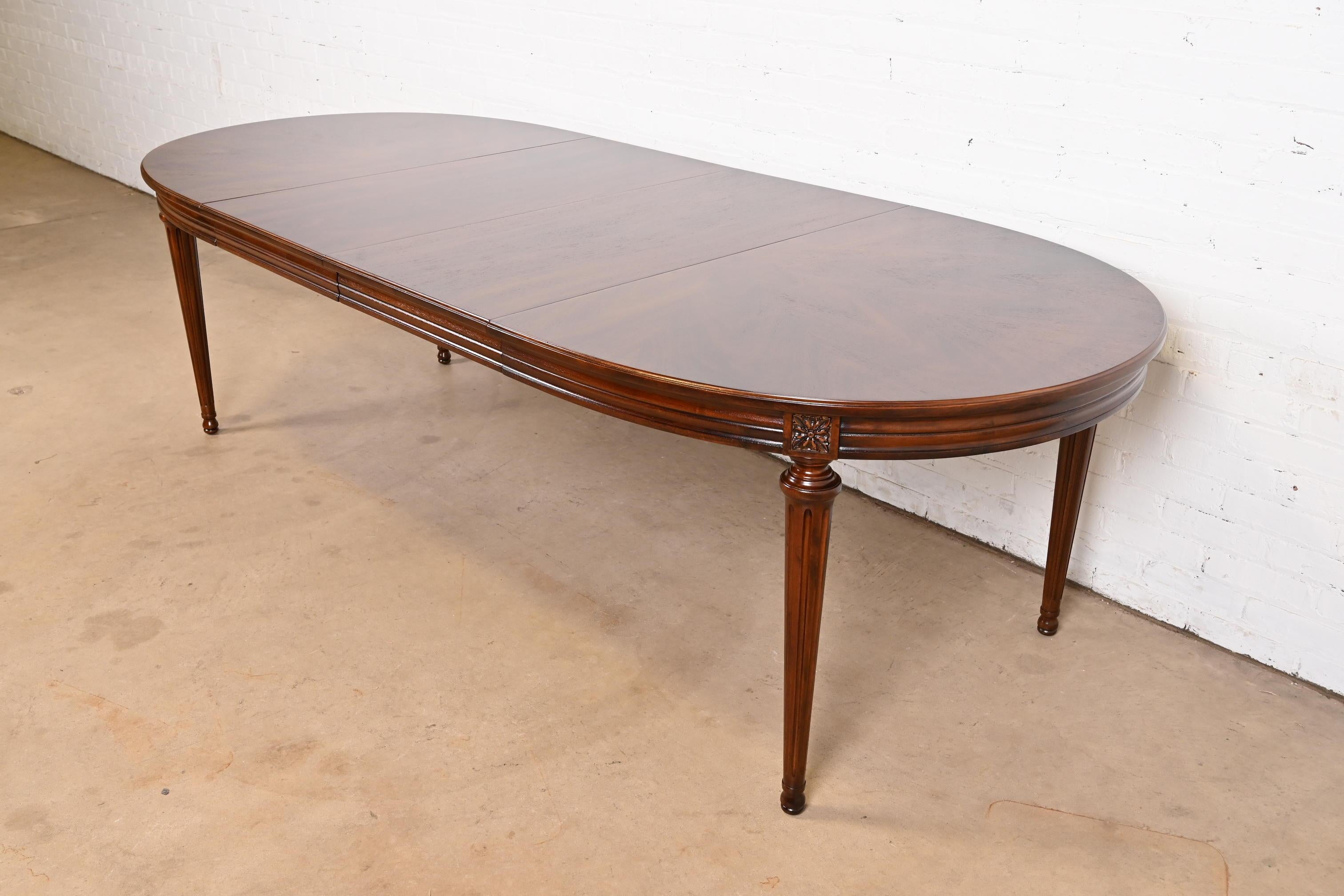 A beautiful French Regency Louis XVI style extension dining table

By Henredon

USA, Circa 1960s

Carved walnut, with gorgeous book-matched starburst walnut top.

Measures: 62