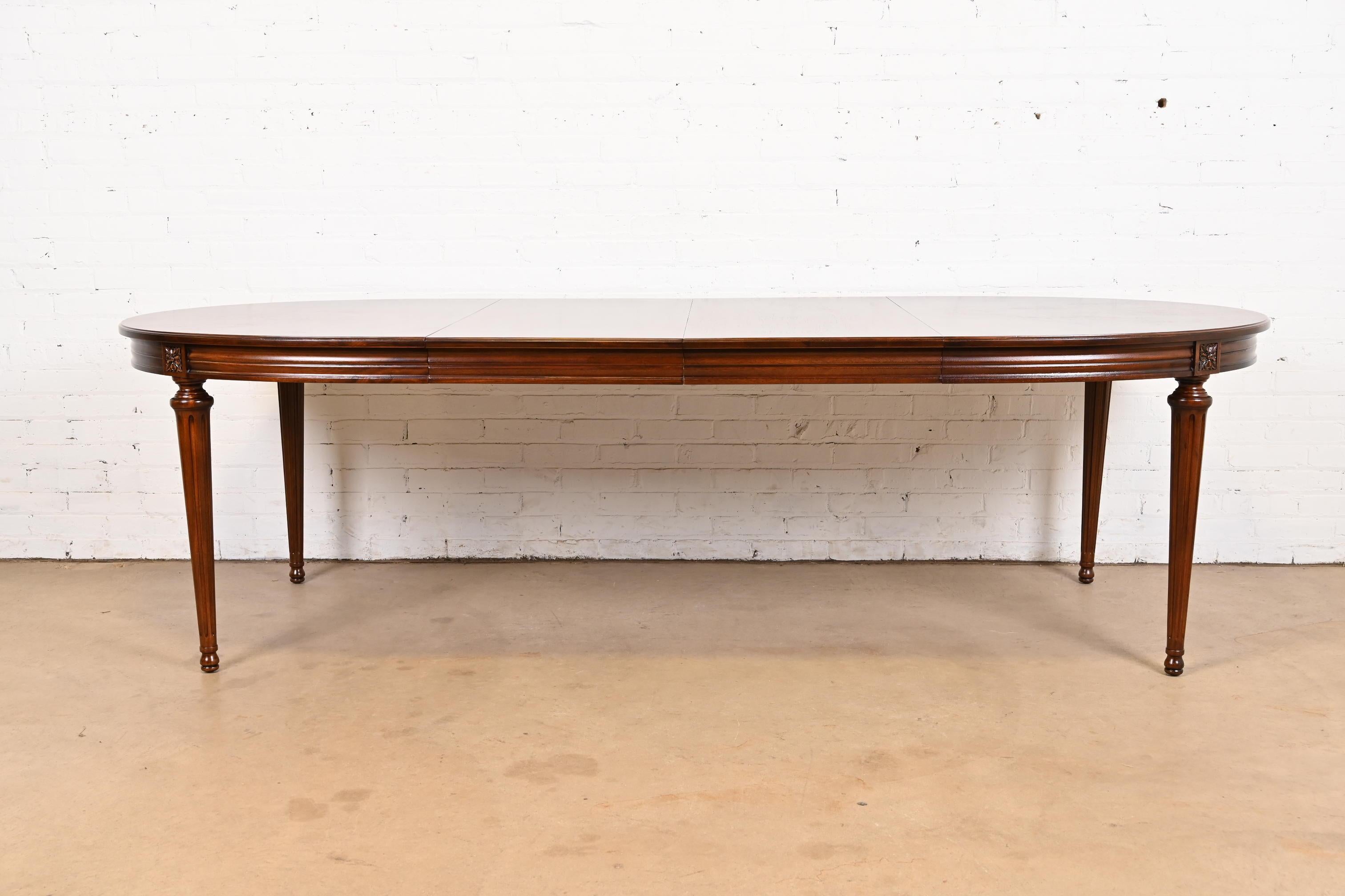 Henredon French Regency Louis XVI Walnut Extension Dining Table, Refinished In Good Condition For Sale In South Bend, IN