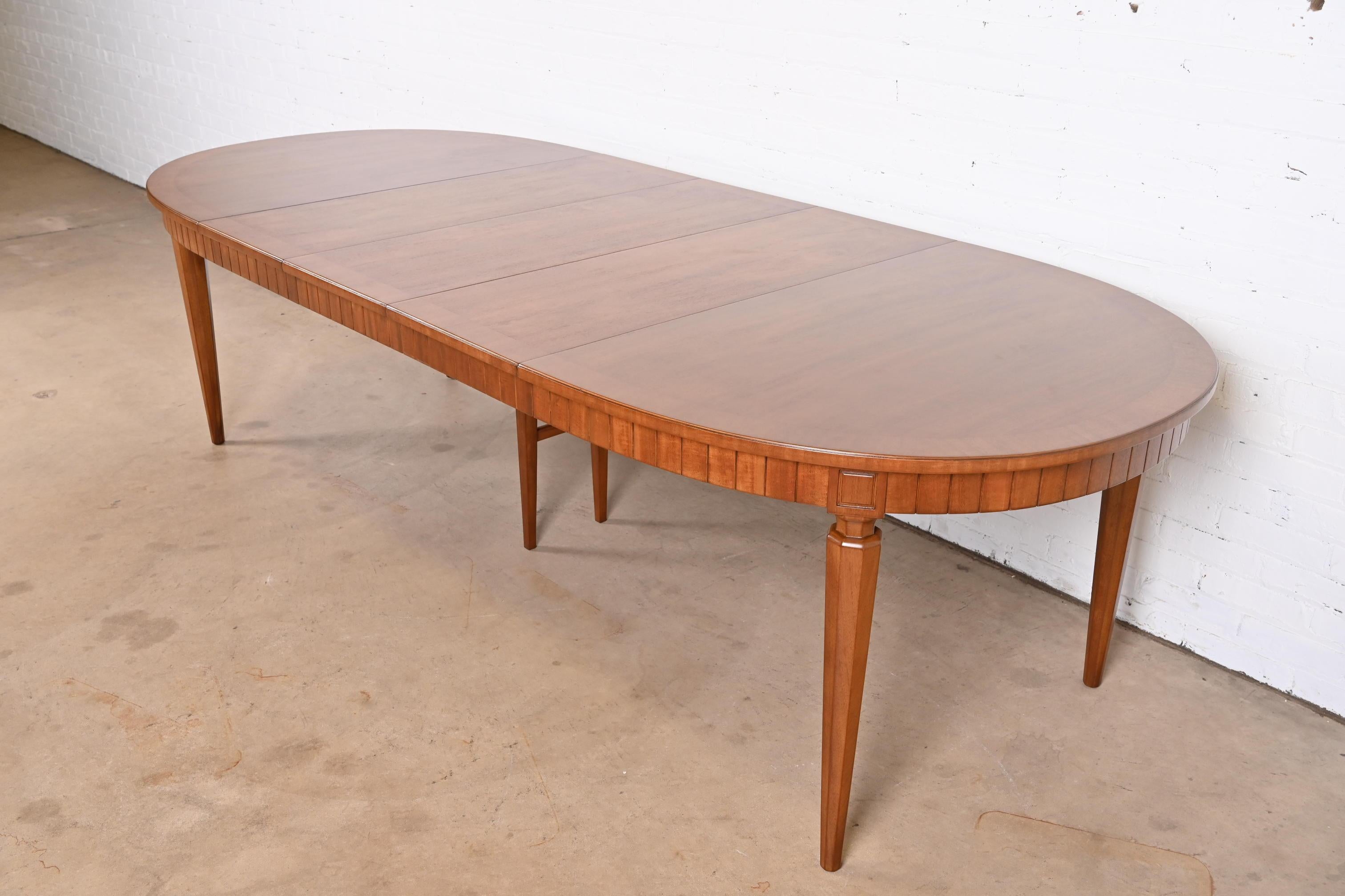 Henredon French Regency Louis XVI Walnut Extension Dining Table, Refinished In Good Condition In South Bend, IN