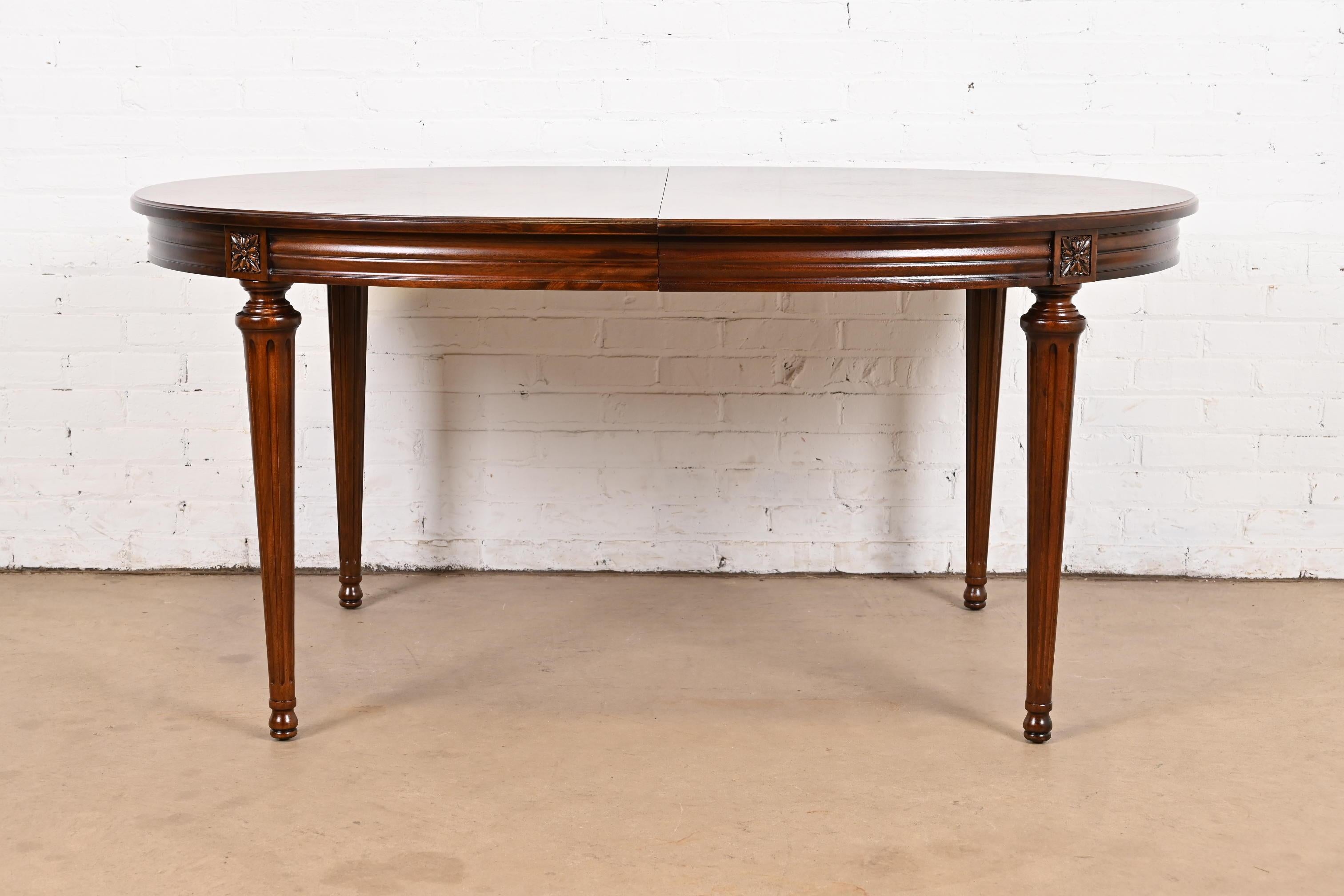 Henredon French Regency Louis XVI Walnut Extension Dining Table, Refinished For Sale 3