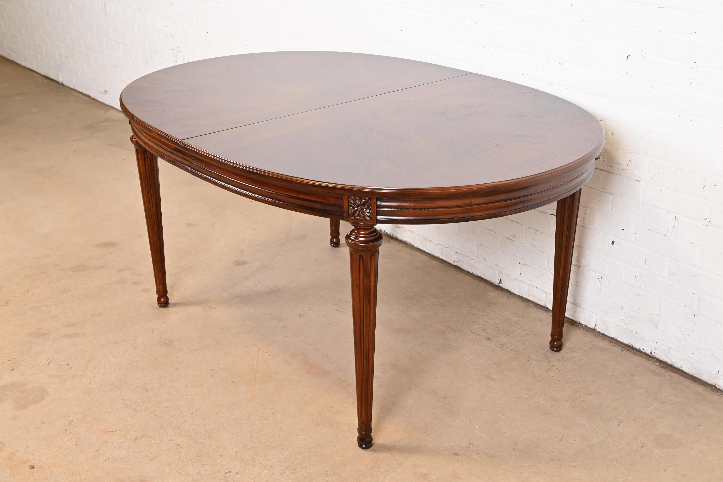 Henredon French Regency Louis XVI Walnut Extension Dining Table, Refinished For Sale 4