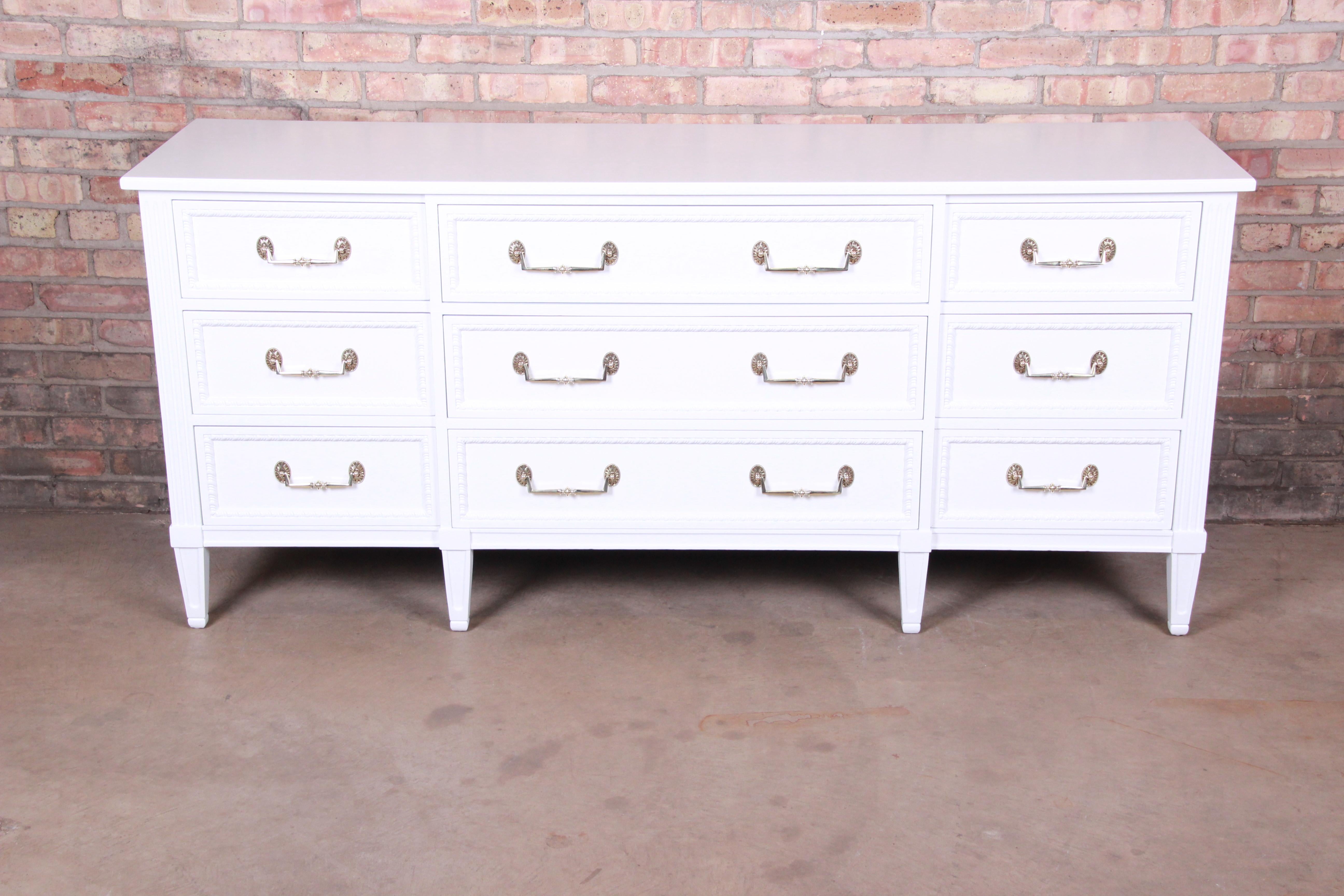 Henredon French Regency Louis XVI White Lacquered Dresser or Credenza, Restored In Good Condition In South Bend, IN
