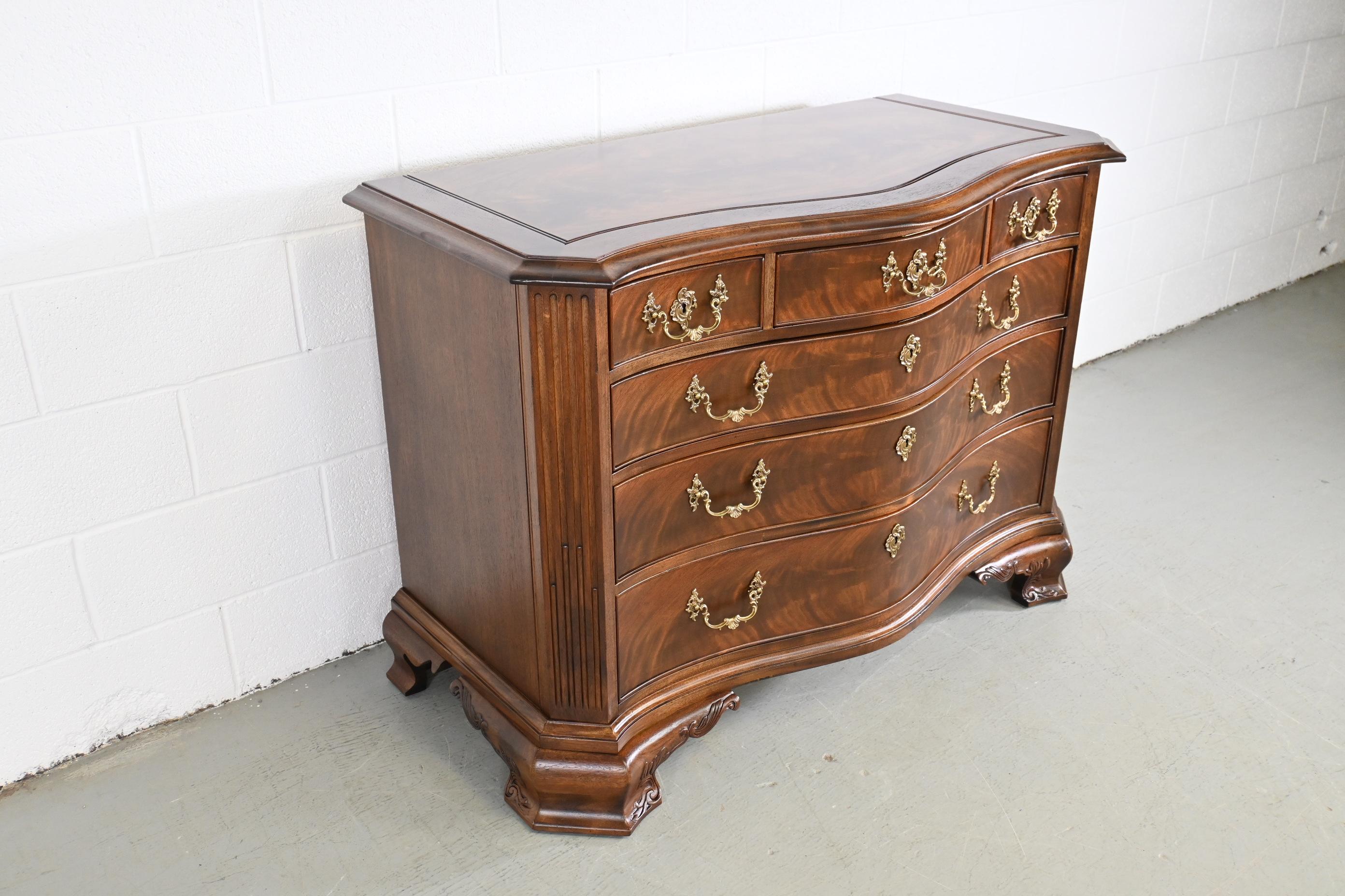 Henredon French Style Chest of Drawers In Excellent Condition In Morgan, UT
