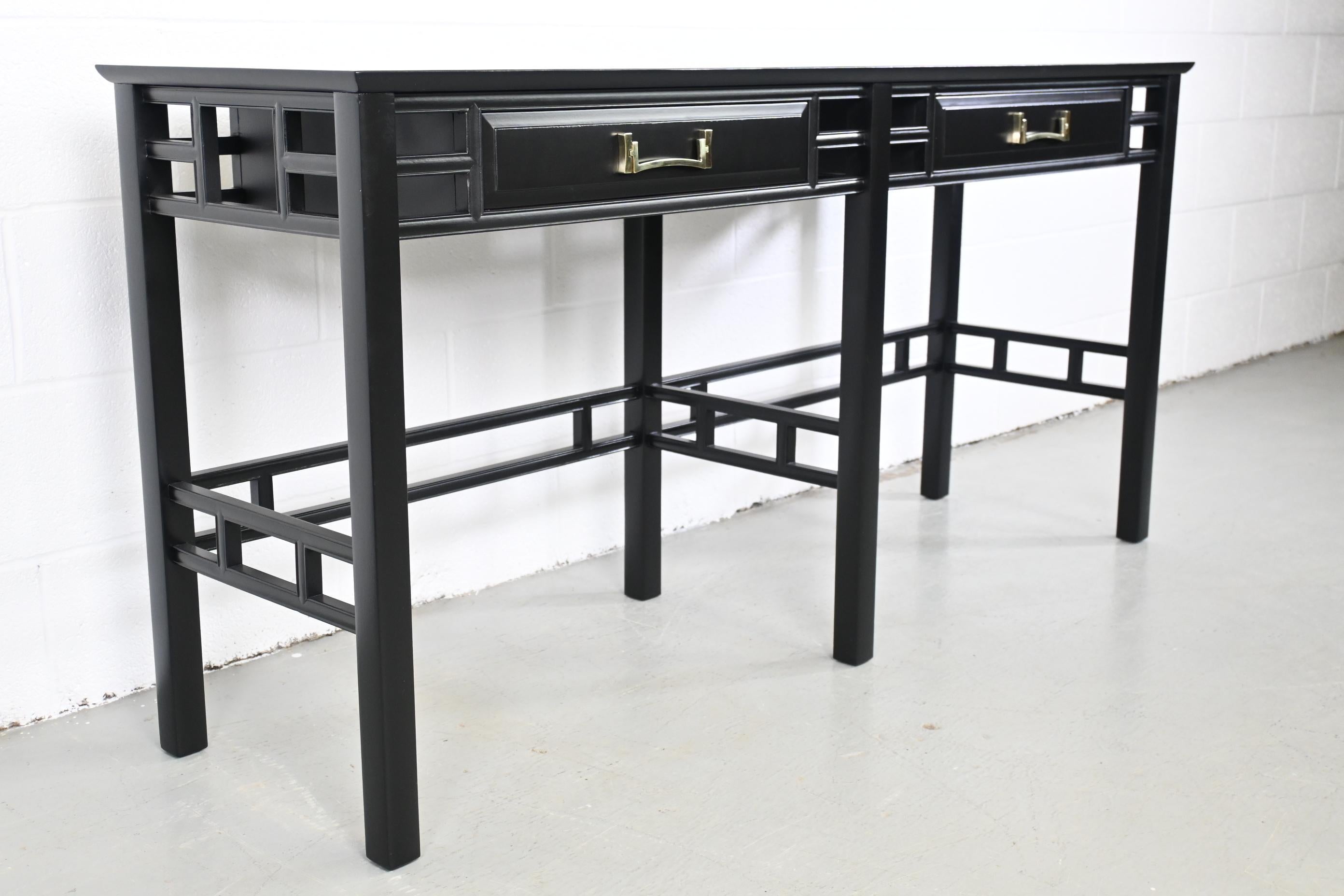 Henredon furniture black lacquered console or sofa table with two drawers

Heritage Henredon, USA, 1950s

Measures: 62 Wide x 17.88 Deep x 30.25 High

Black lacquered lattice contemporary style console table with two drawers and brass