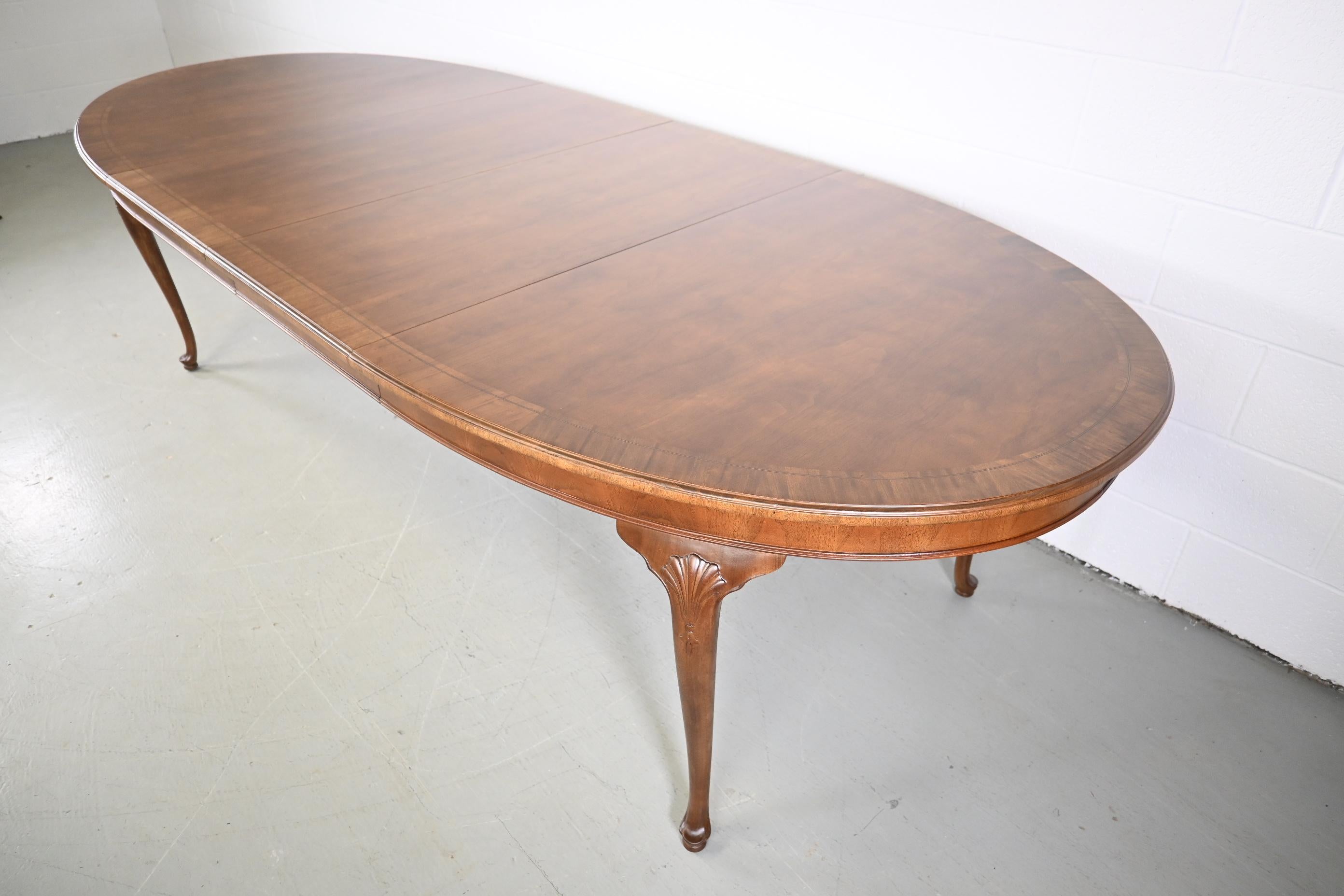 Henredon Furniture French Queen Anne Extension Dining Table In Excellent Condition In Morgan, UT