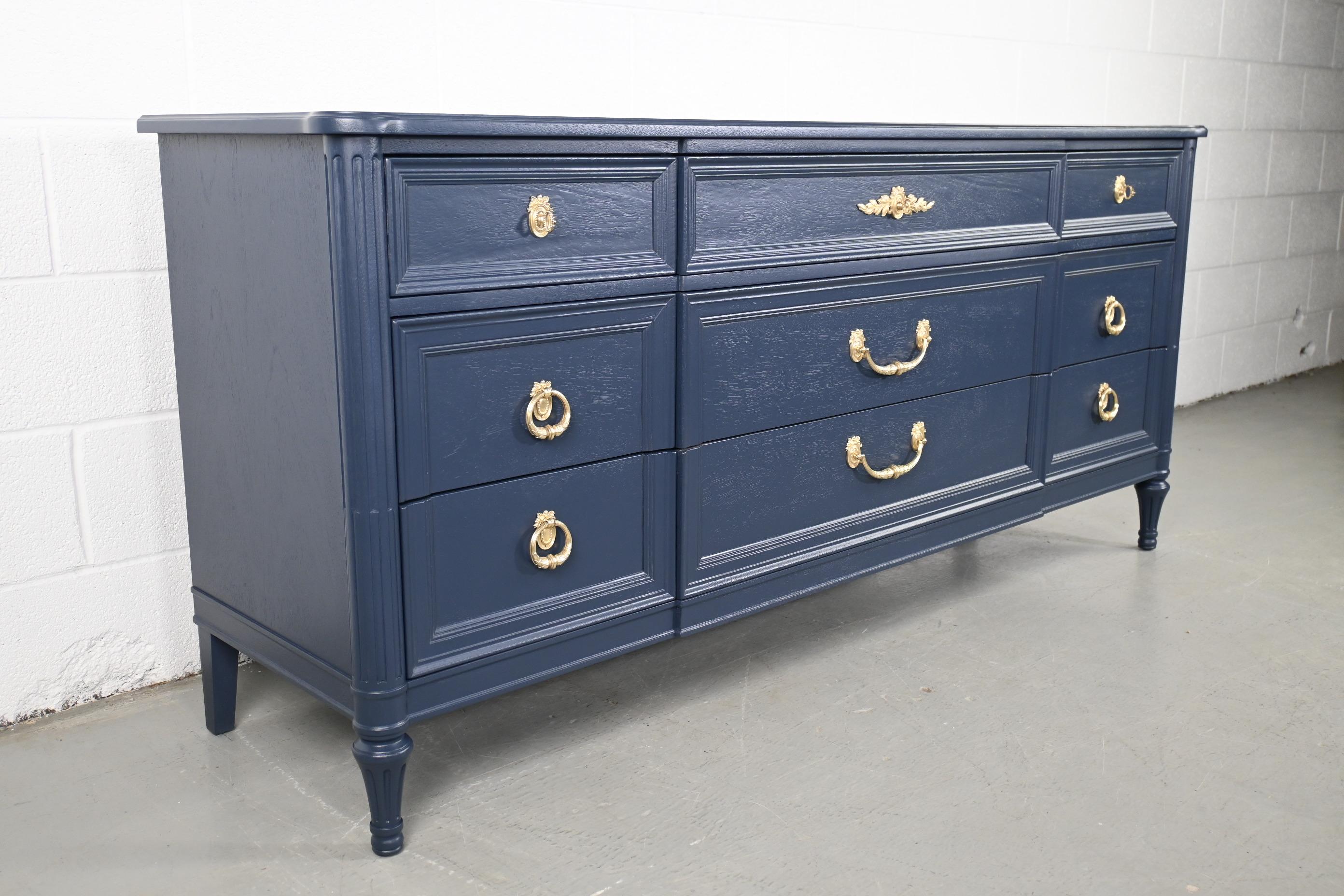 Henredon furniture French Regency navy lacquered nine drawer dresser.

Henredon Furniture, USA, 1980s.

Measures: 71 wide x 20 deep x 32.25 high.

French regency style nine drawer dresser refinished in navy lacquer with polished brass
