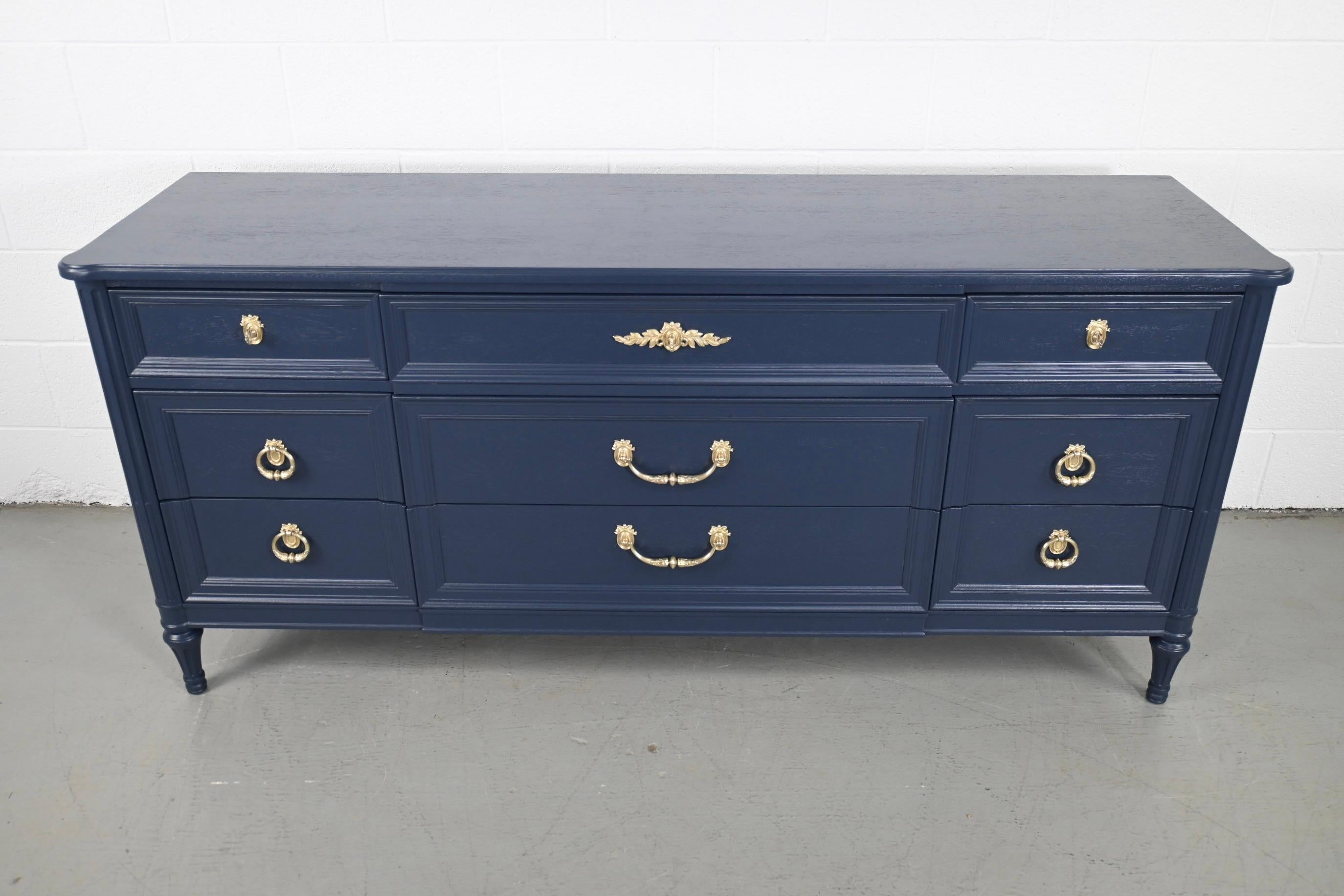Henredon Furniture French Regency Navy Lacquered Dresser In Excellent Condition In Morgan, UT
