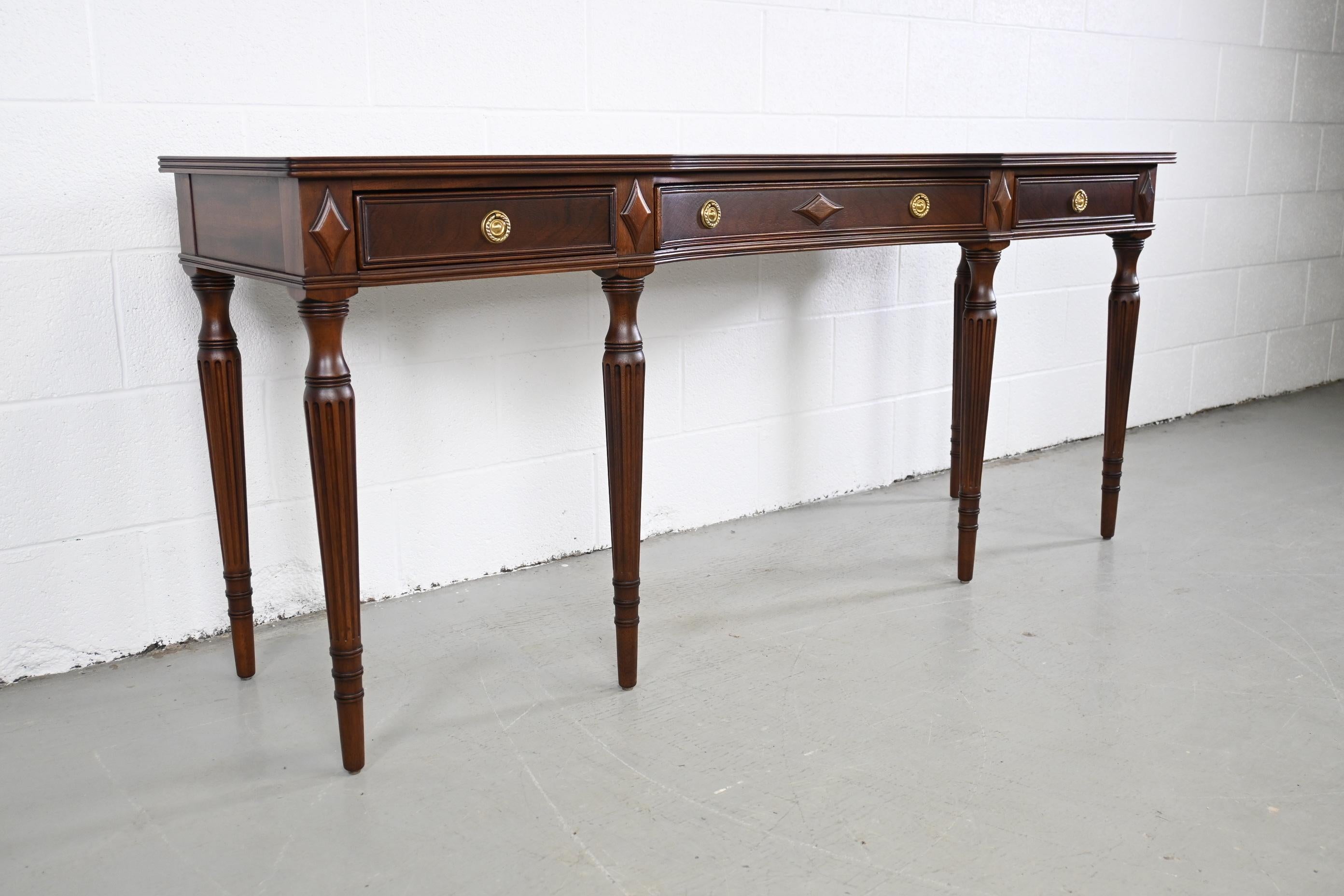 Henredon Furniture Traditional Regency style console or sofa table with three drawers

Henredon Furniture, USA, 1980s

Measures: 66 wide x 18 deep x 29.25 high.

Traditional regency style mahogany console table with inlaid trim and a banded