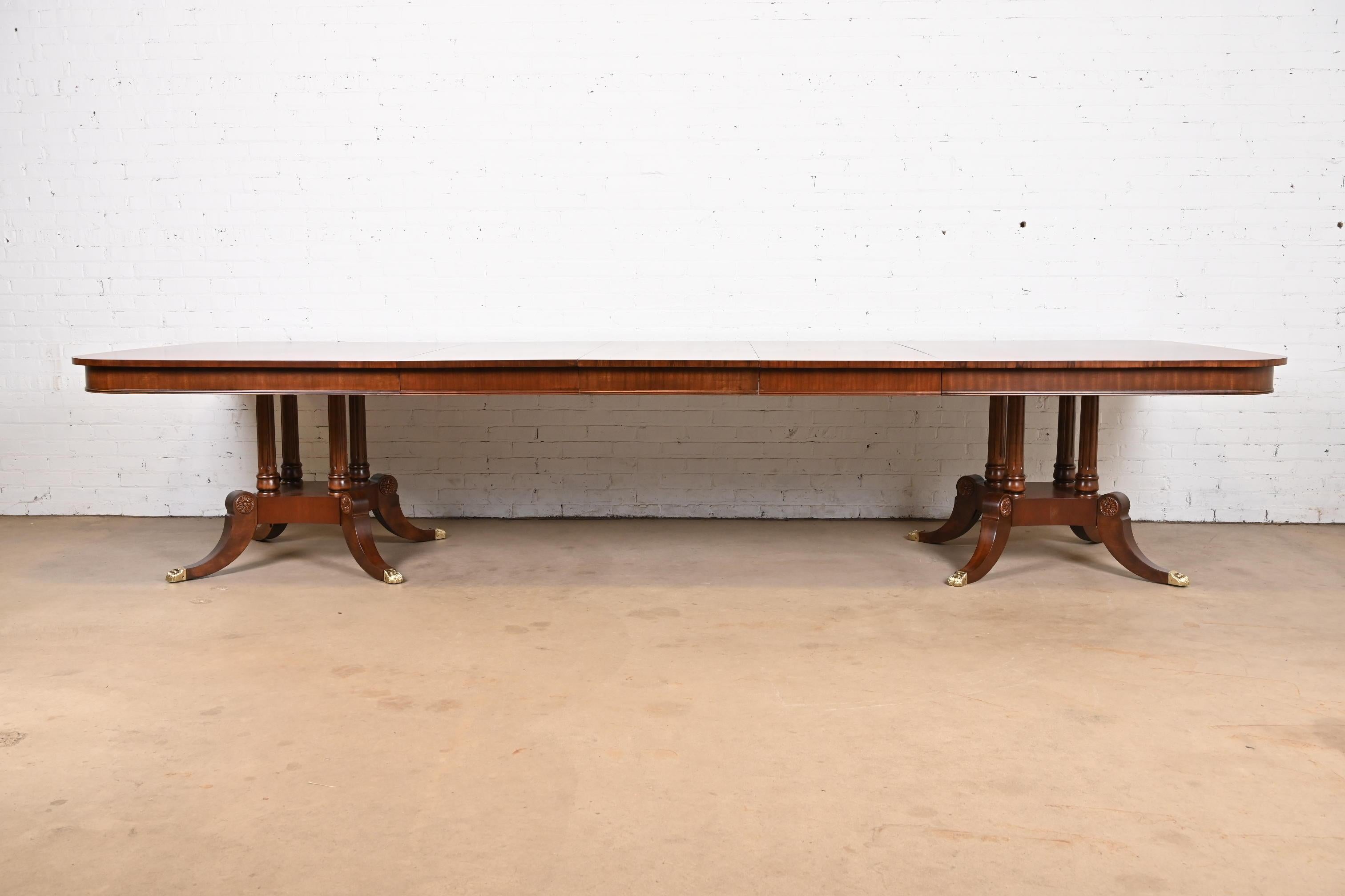 Henredon Georgian Banded Flame Mahogany Double Pedestal Extension Dining Table In Good Condition In South Bend, IN