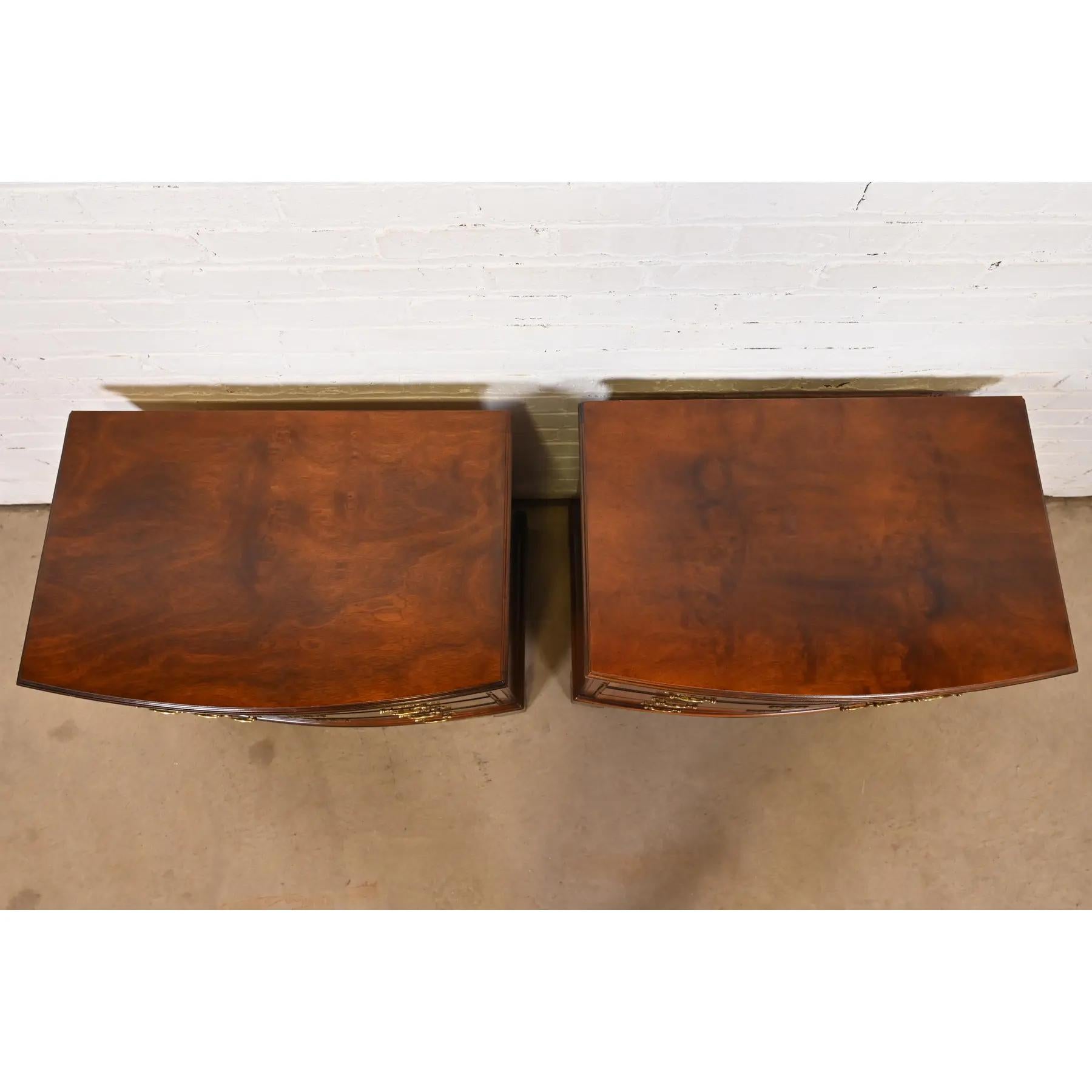 Henredon Georgian Banded Mahogany and Burl Wood Bow Front Bedside Chests, Pair For Sale 4