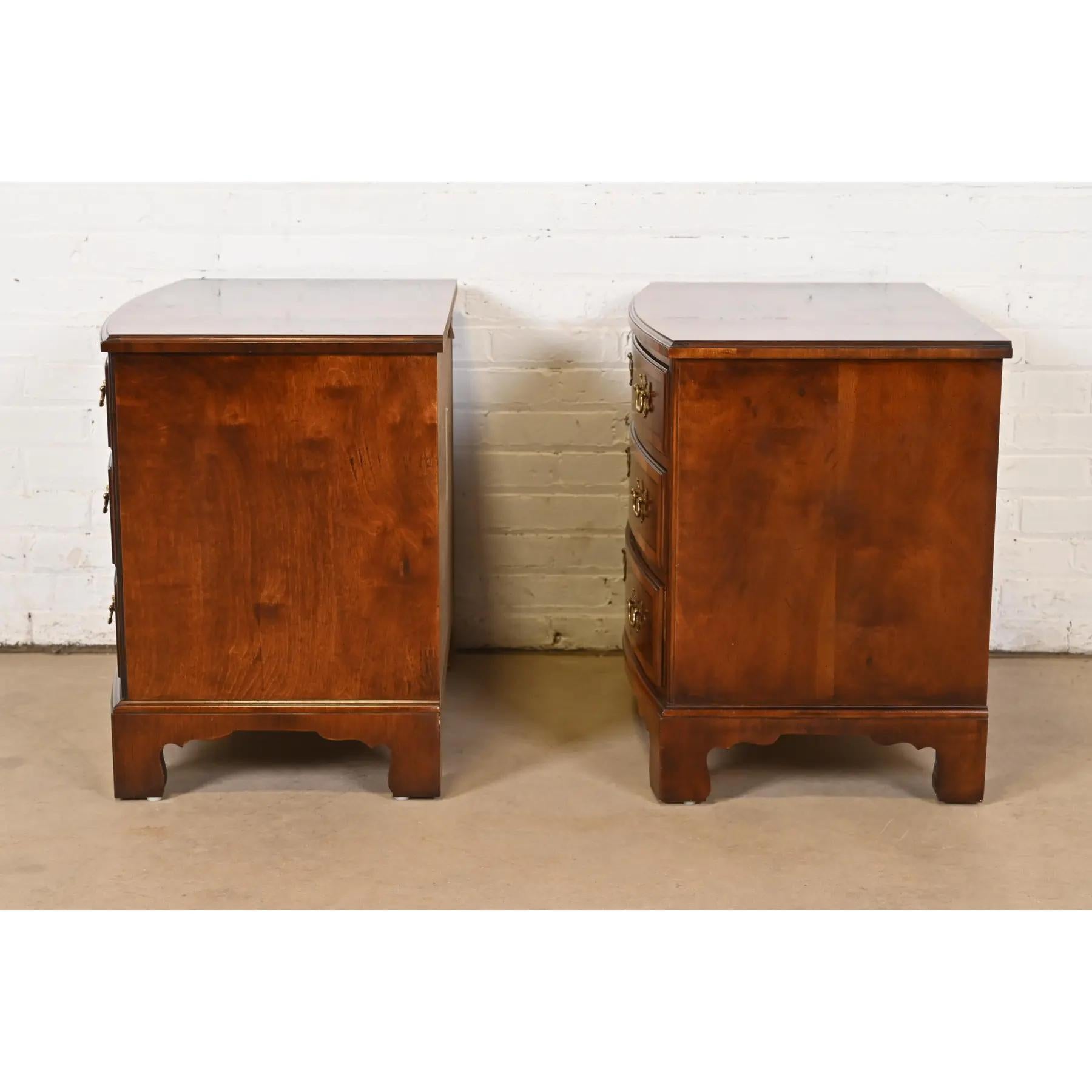 Henredon Georgian Banded Mahogany and Burl Wood Bow Front Bedside Chests, Pair For Sale 5