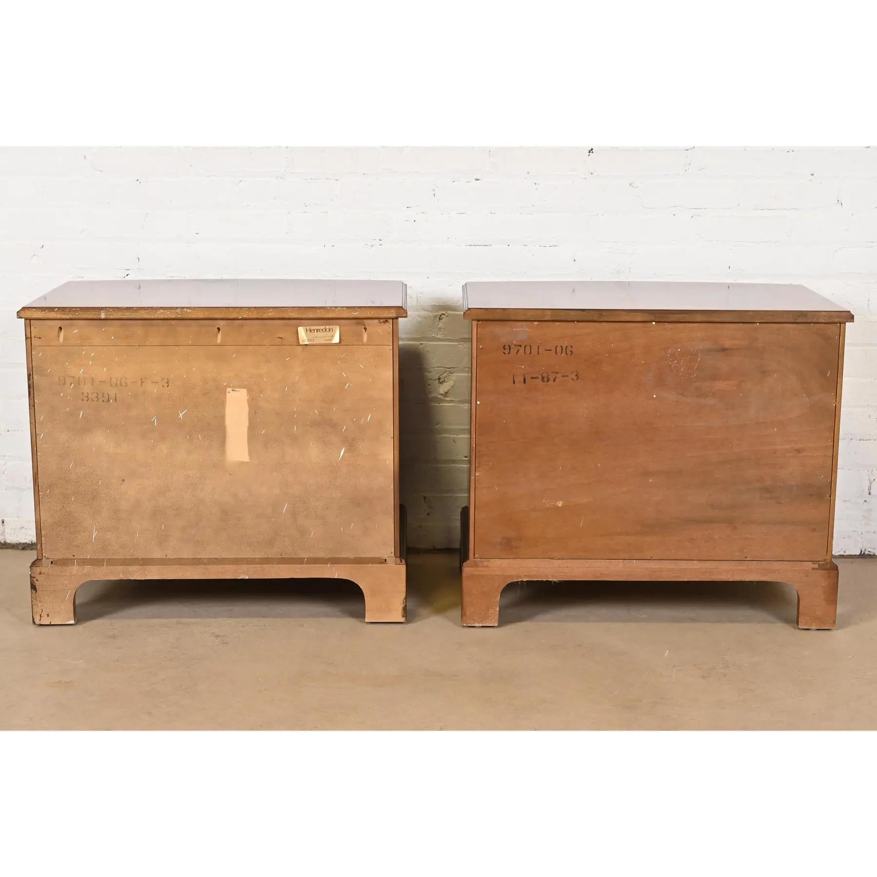Henredon Georgian Banded Mahogany and Burl Wood Bow Front Bedside Chests, Pair For Sale 6