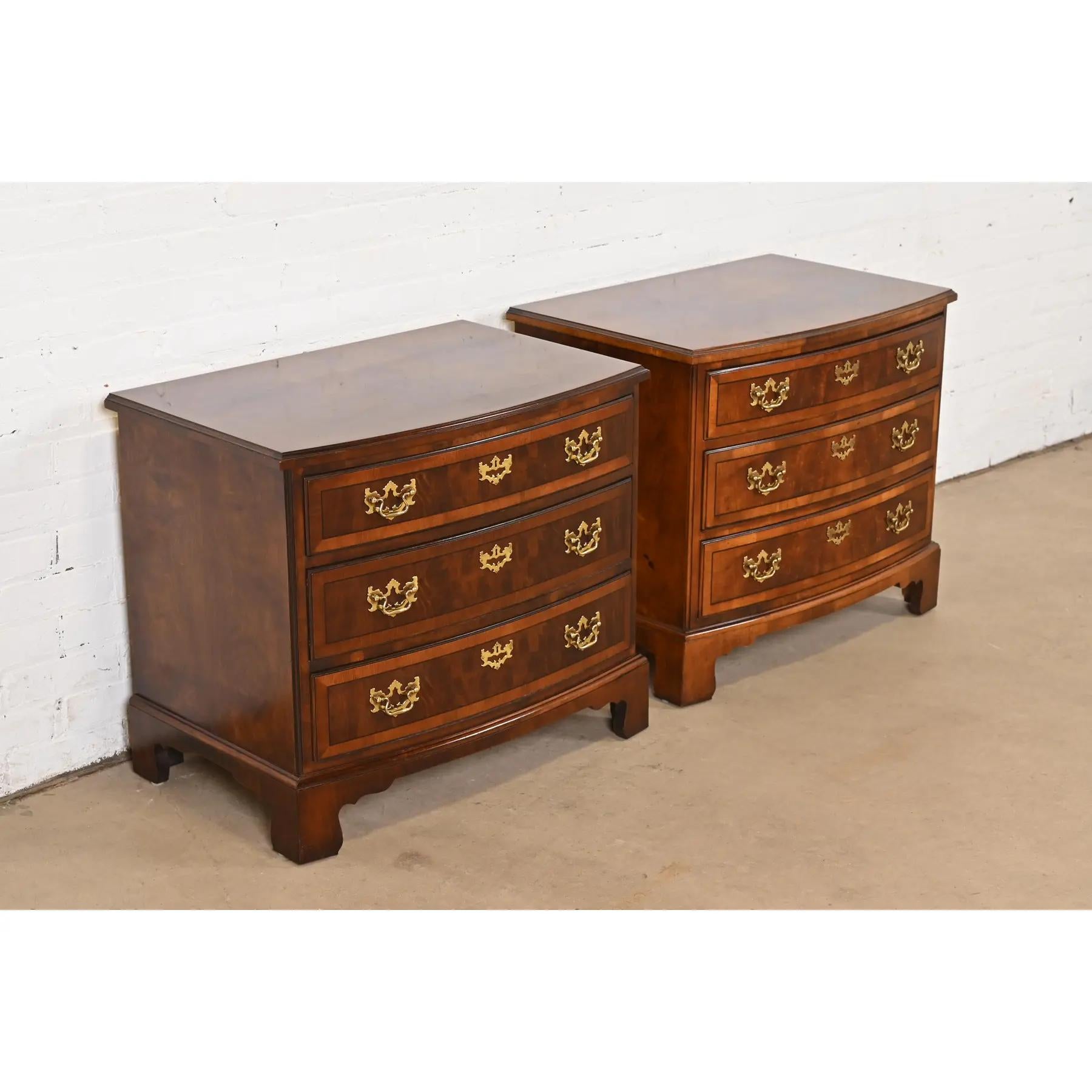 American Henredon Georgian Banded Mahogany and Burl Wood Bow Front Bedside Chests, Pair For Sale