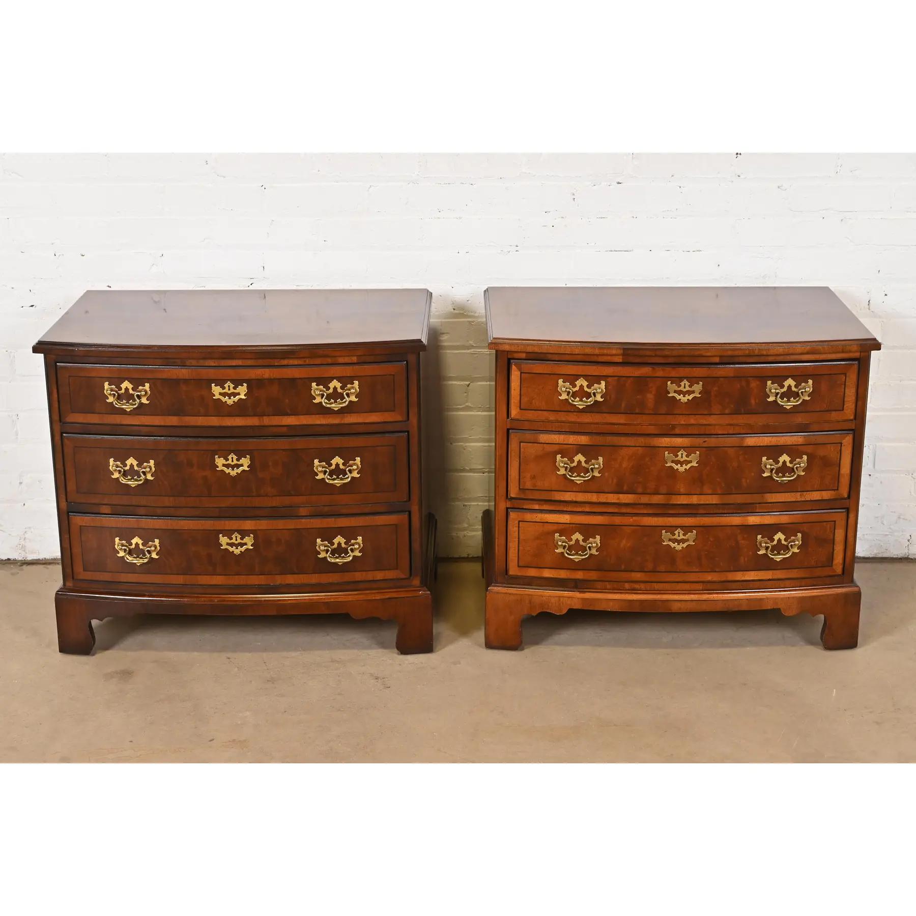 Henredon Georgian Banded Mahogany and Burl Wood Bow Front Bedside Chests, Pair In Good Condition For Sale In South Bend, IN