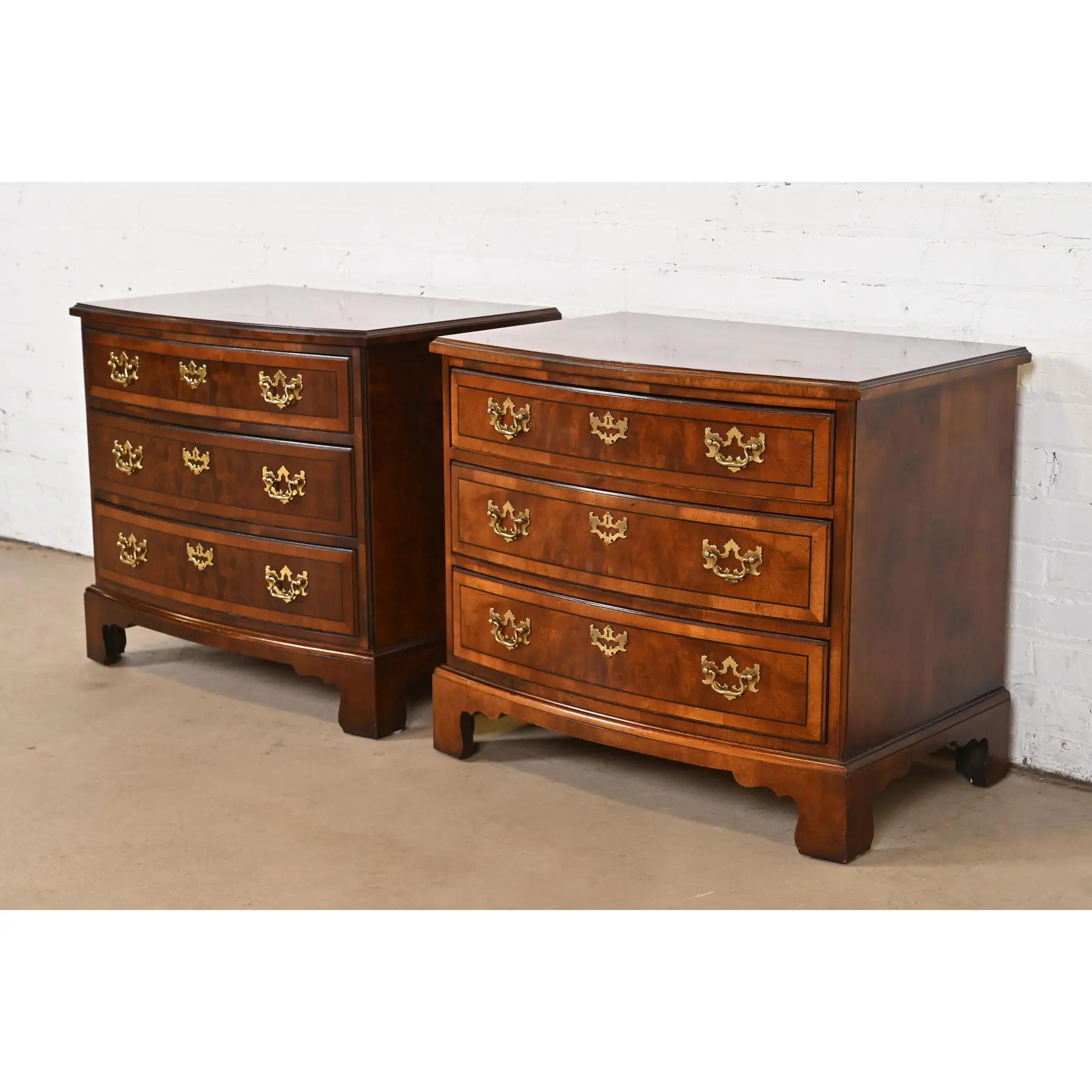 Late 20th Century Henredon Georgian Banded Mahogany and Burl Wood Bow Front Bedside Chests, Pair For Sale