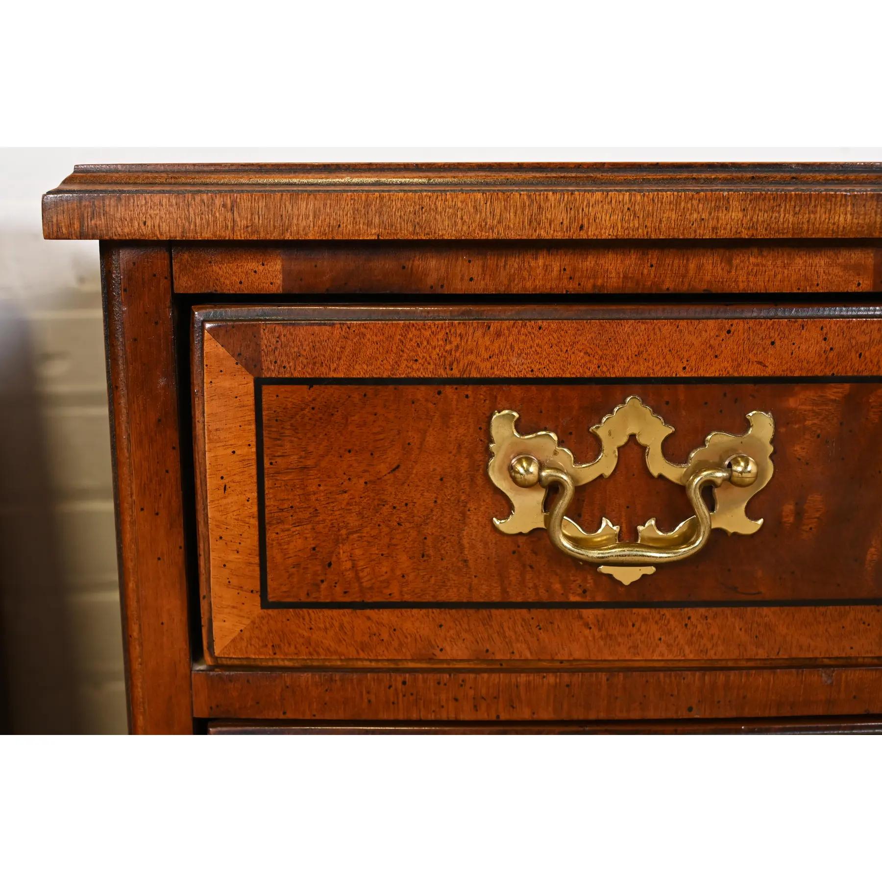 Henredon Georgian Banded Mahogany and Burl Wood Bow Front Bedside Chests, Pair For Sale 2