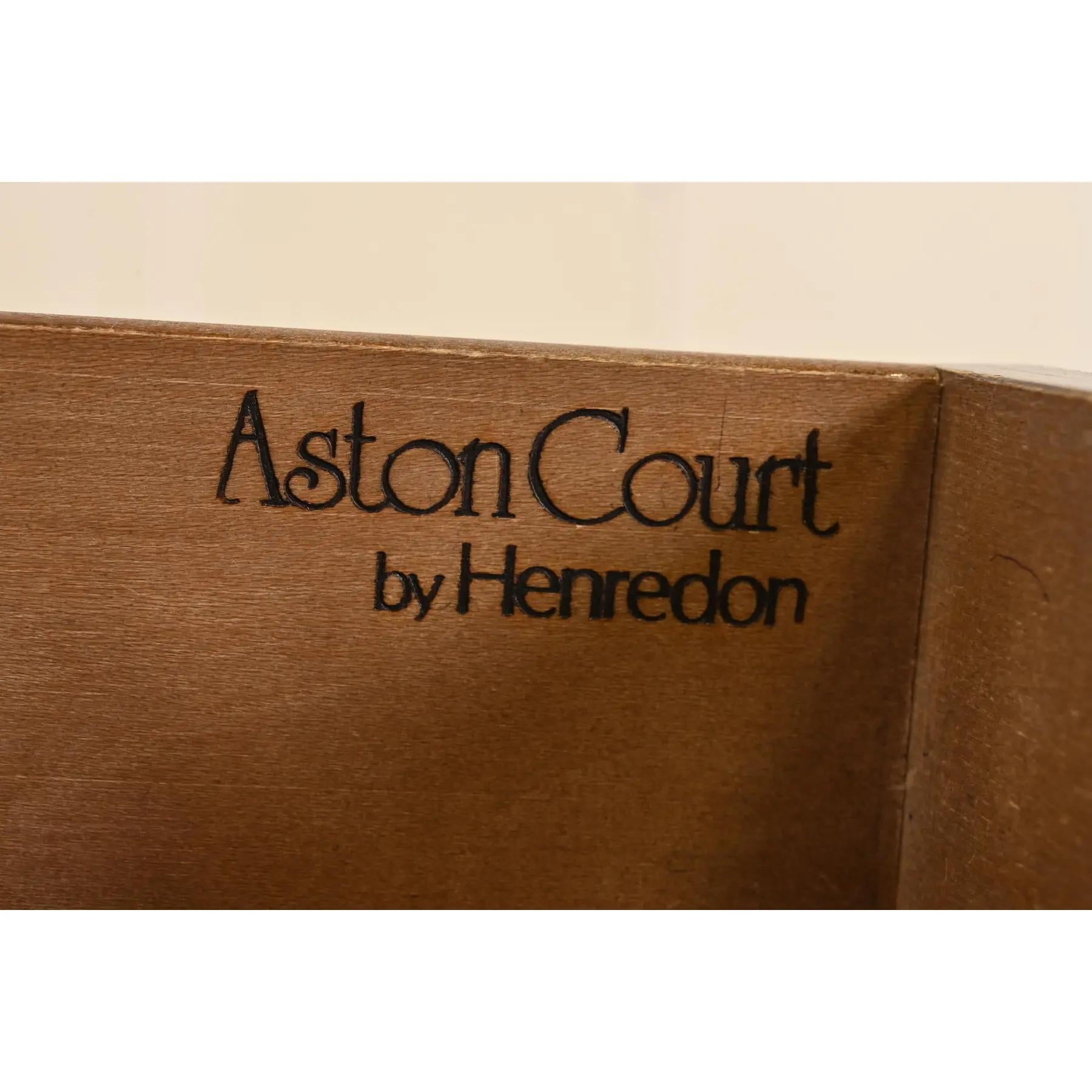 Henredon Georgian Banded Mahogany and Burl Wood Bow Front Bedside Chests, Pair For Sale 3