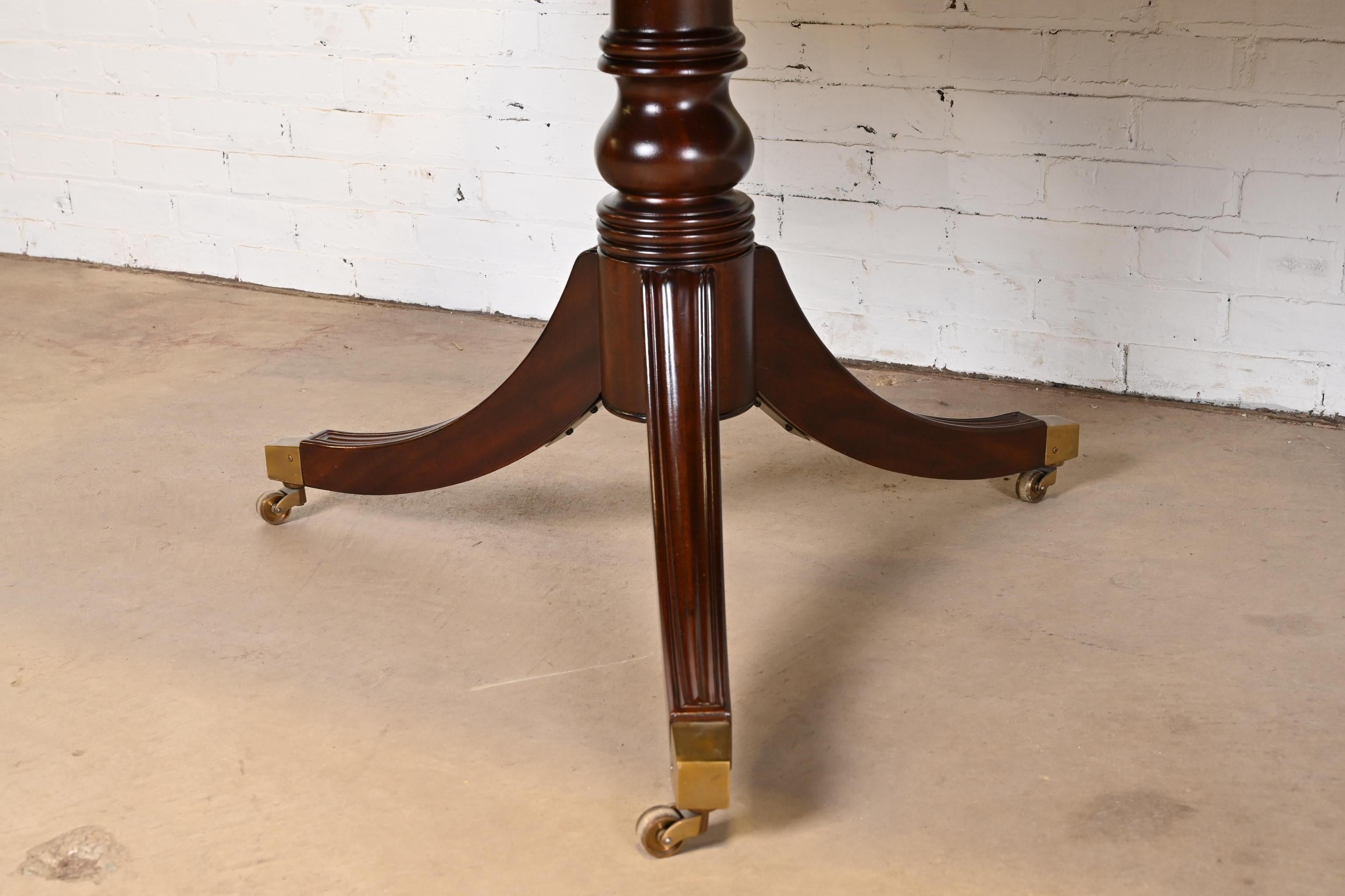 Henredon Georgian Banded Mahogany Double Pedestal Dining Table, Newly Refinished For Sale 4