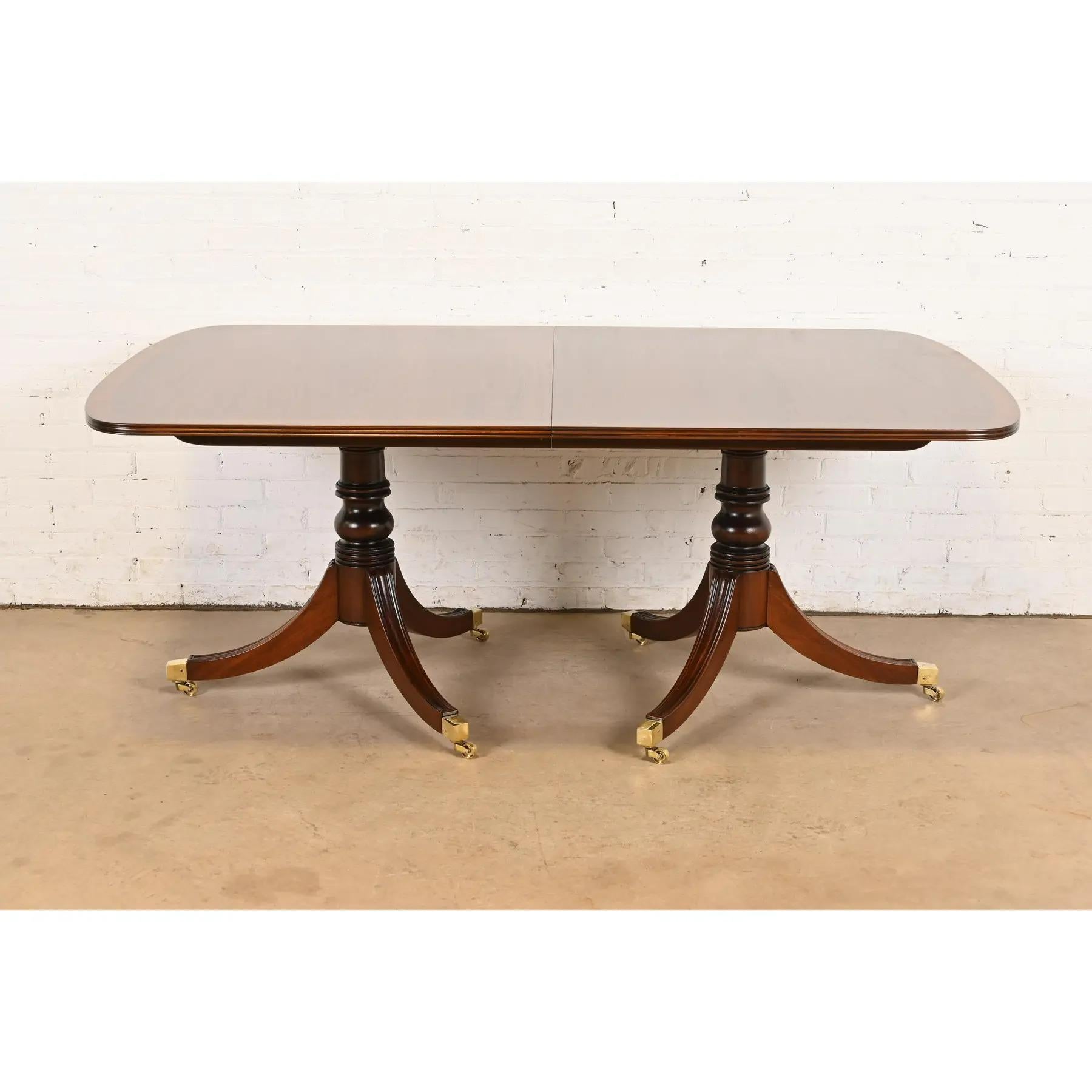 Henredon table de salle à manger géorgienne à double piédestal en acajou à bandes, nouvellement revernie en vente 3
