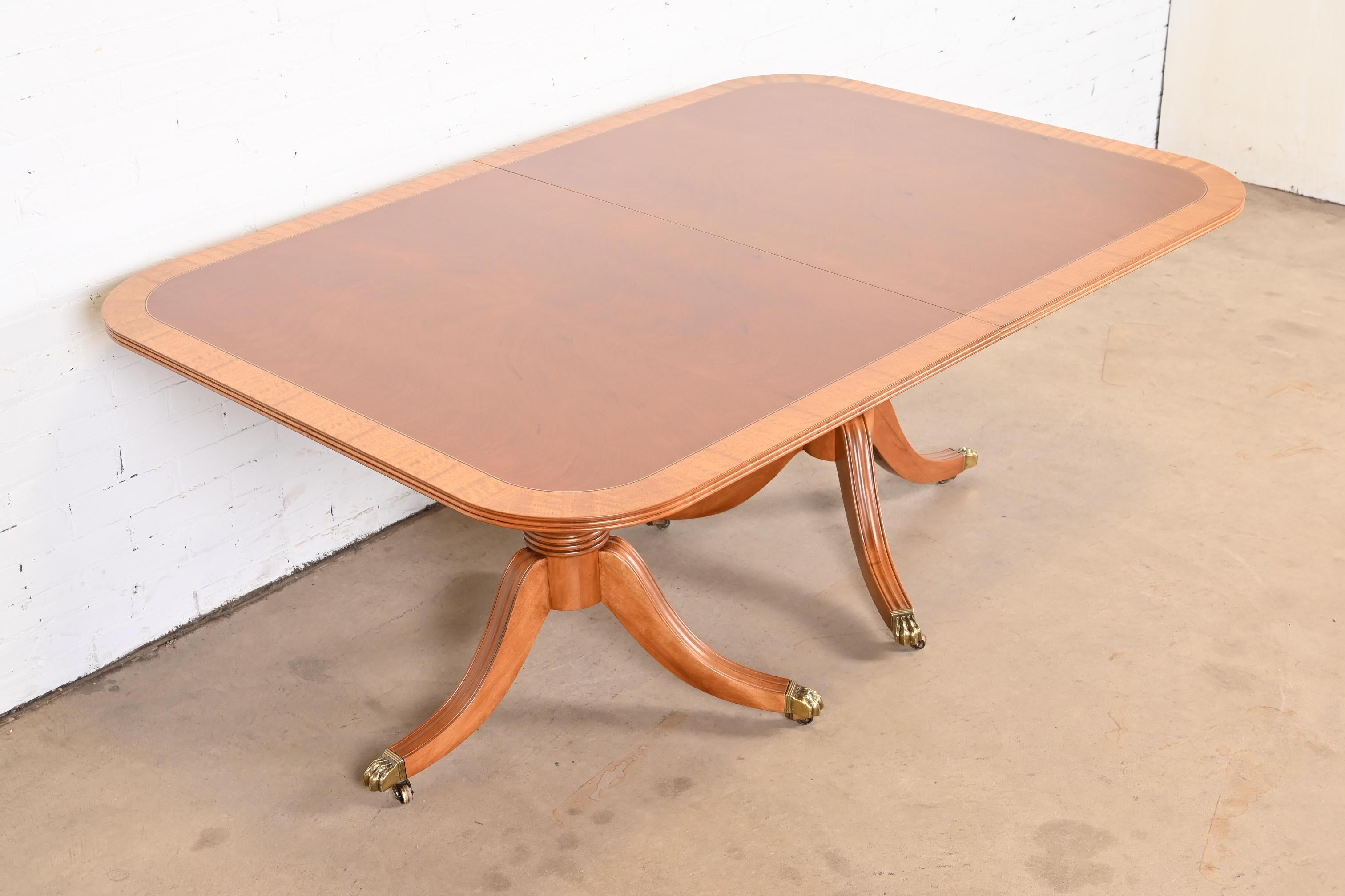 Henredon table de salle à manger géorgienne à double piédestal en acajou à bandes, nouvellement revernie en vente 4