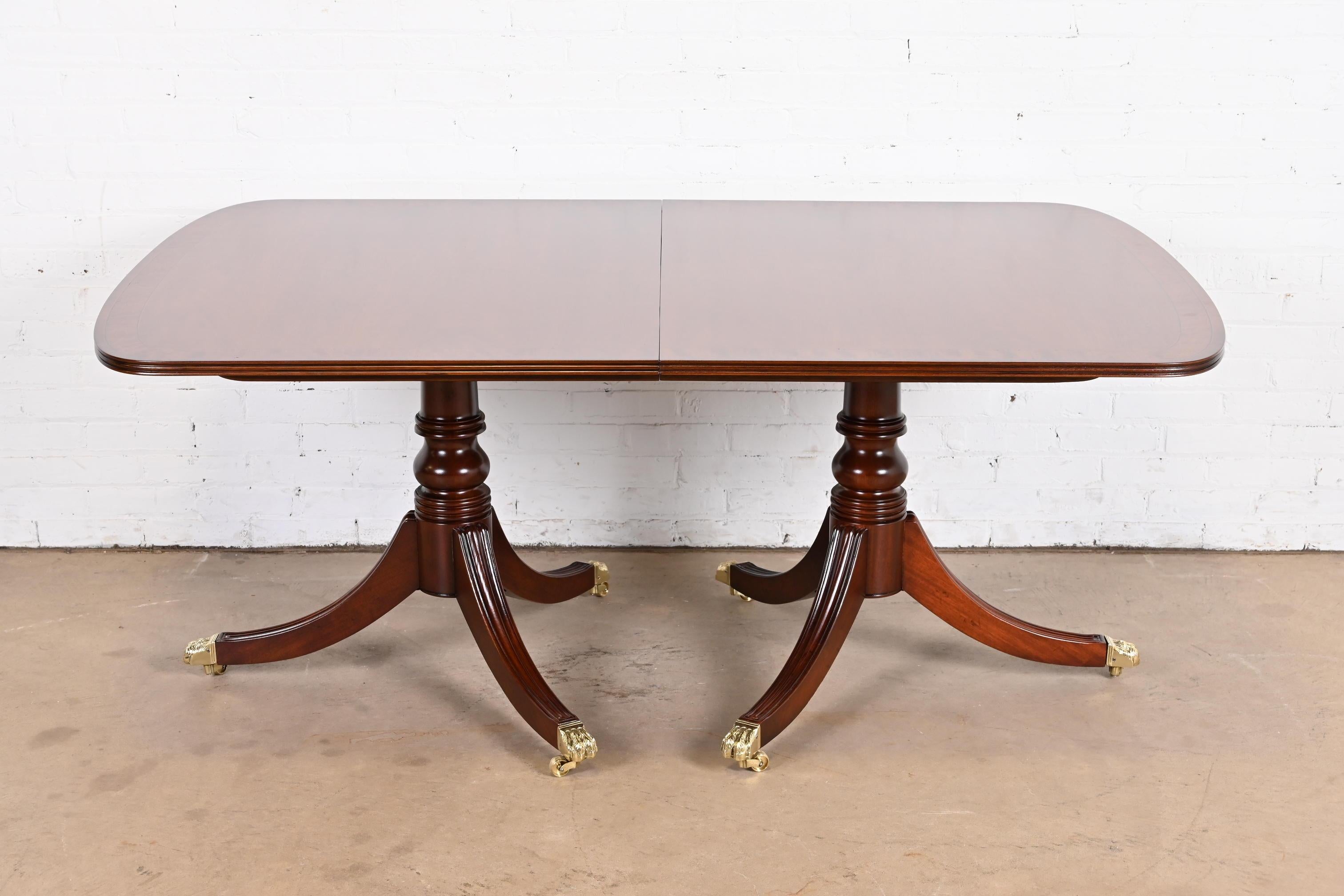 Henredon Georgian Banded Mahogany Double Pedestal Dining Table, Newly Refinished For Sale 4