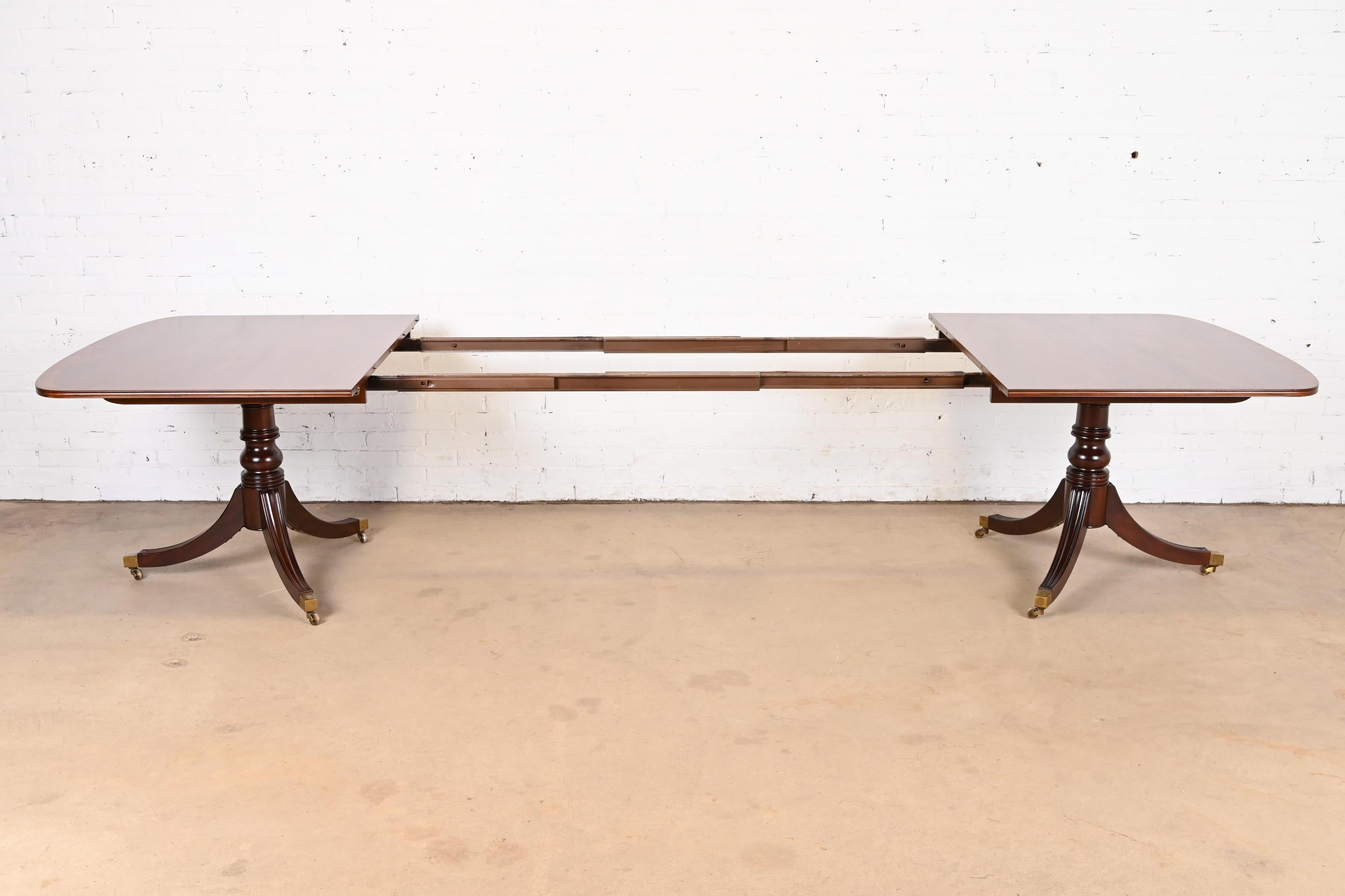 Henredon Georgian Banded Mahogany Double Pedestal Dining Table, Newly Refinished For Sale 5