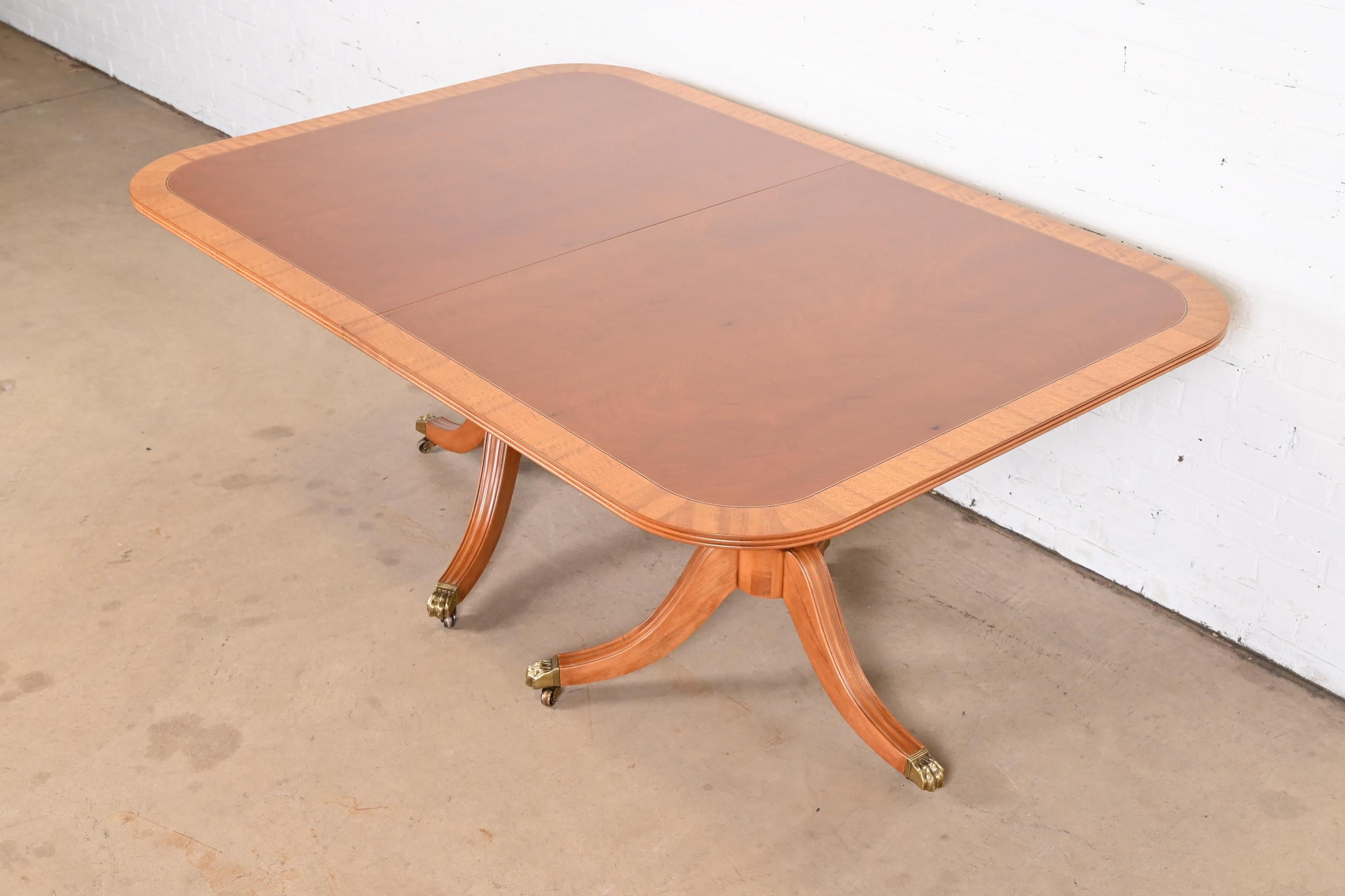 Henredon table de salle à manger géorgienne à double piédestal en acajou à bandes, nouvellement revernie en vente 5