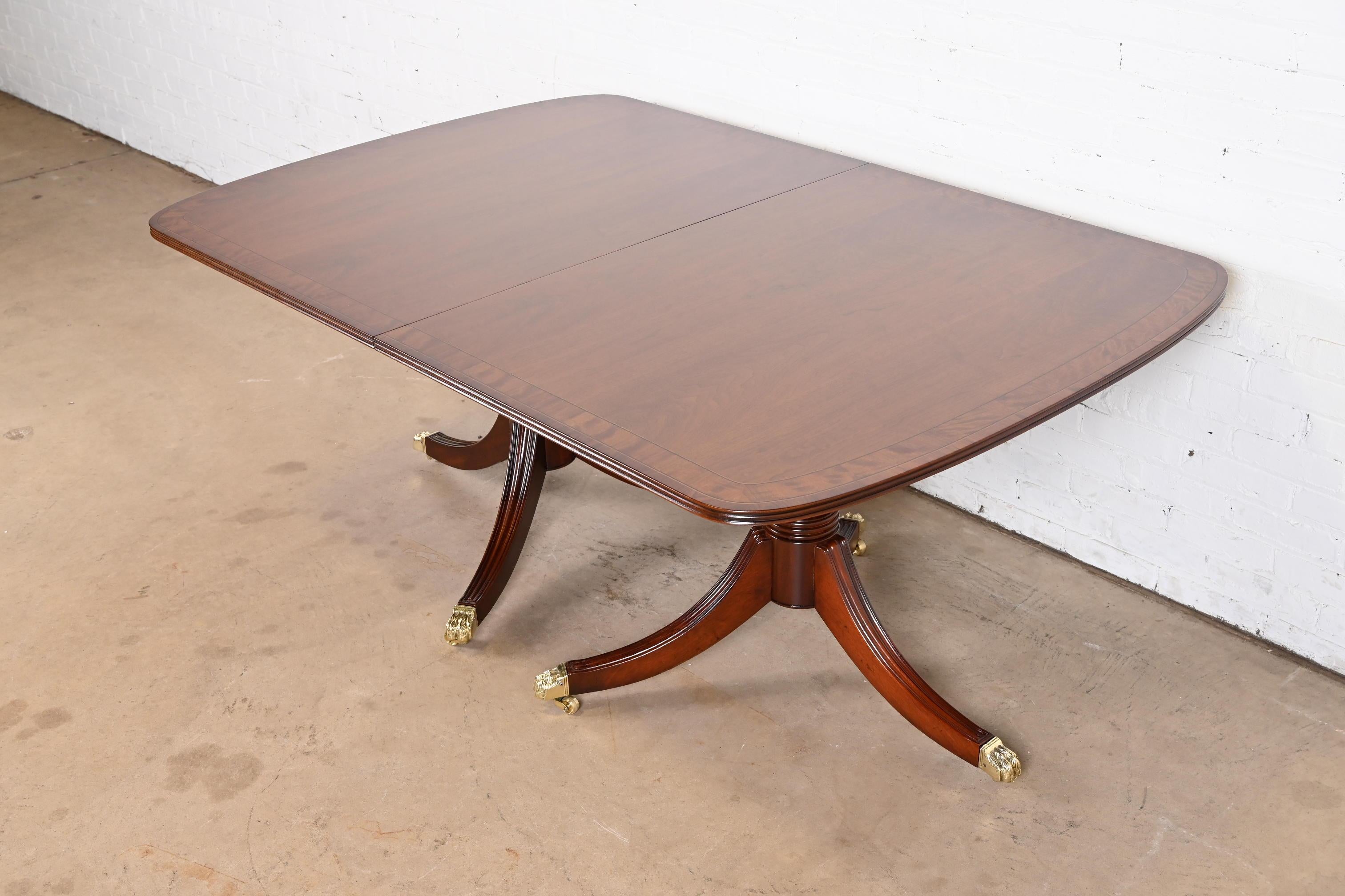 Henredon Georgian Banded Mahogany Double Pedestal Dining Table, Newly Refinished For Sale 5