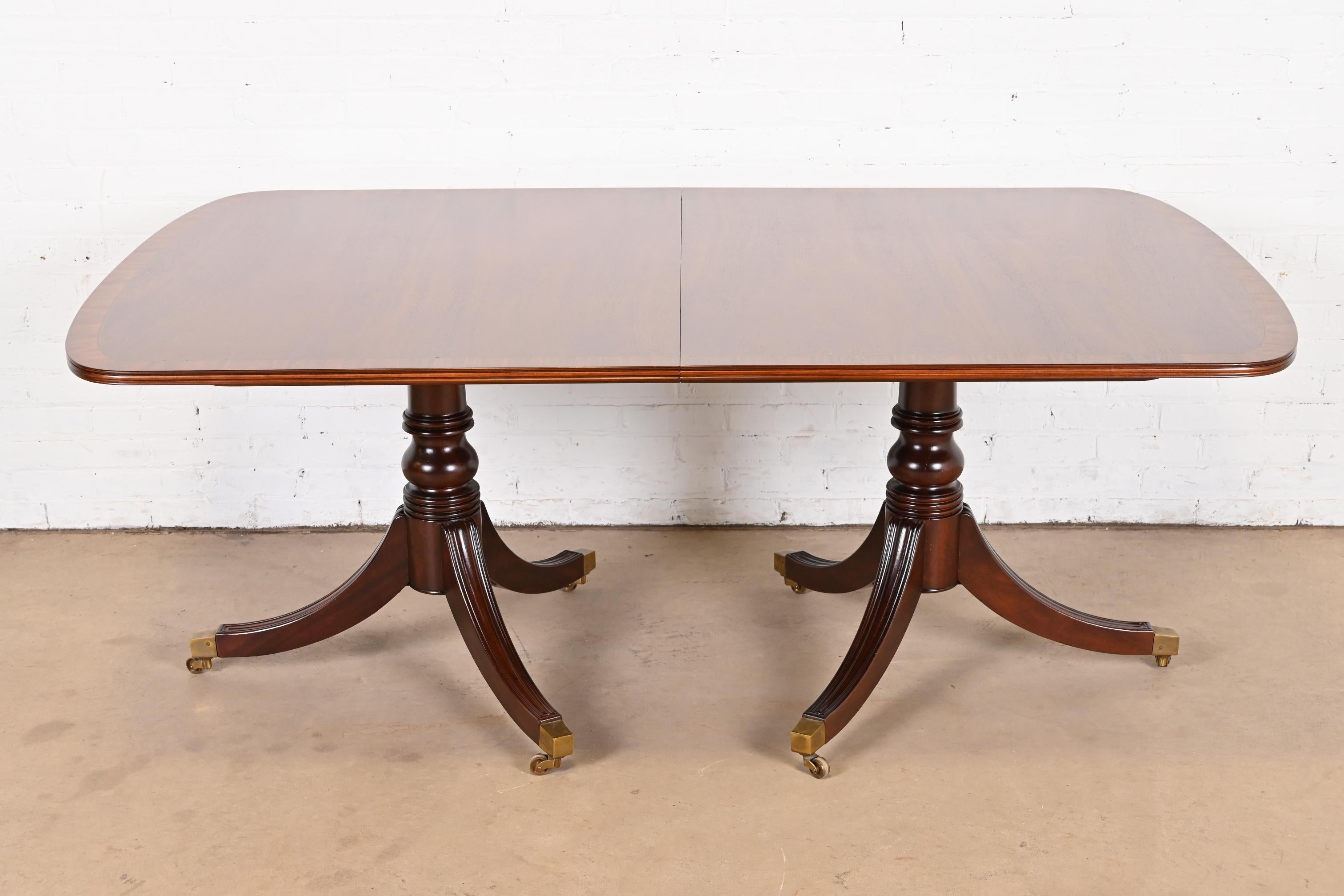 Henredon Georgian Banded Mahogany Double Pedestal Dining Table, Newly Refinished For Sale 6