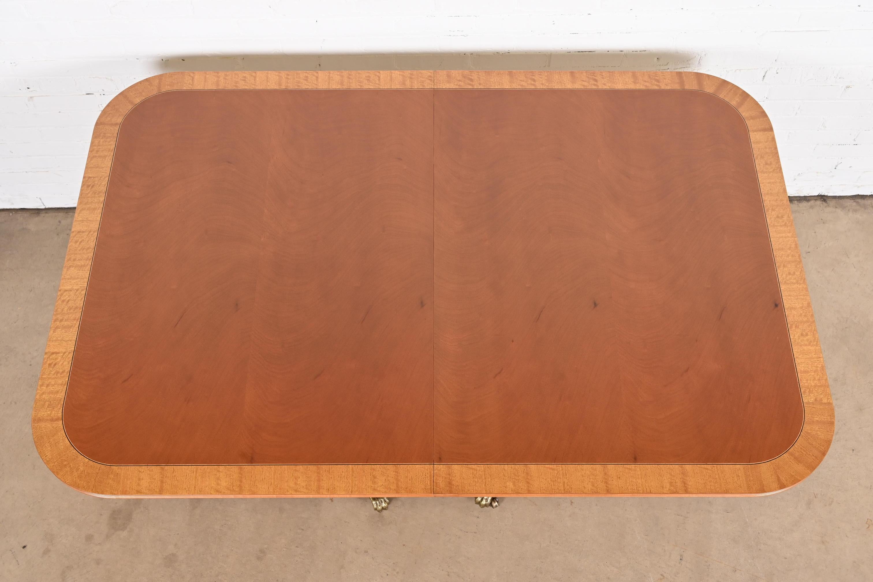 Henredon table de salle à manger géorgienne à double piédestal en acajou à bandes, nouvellement revernie en vente 6