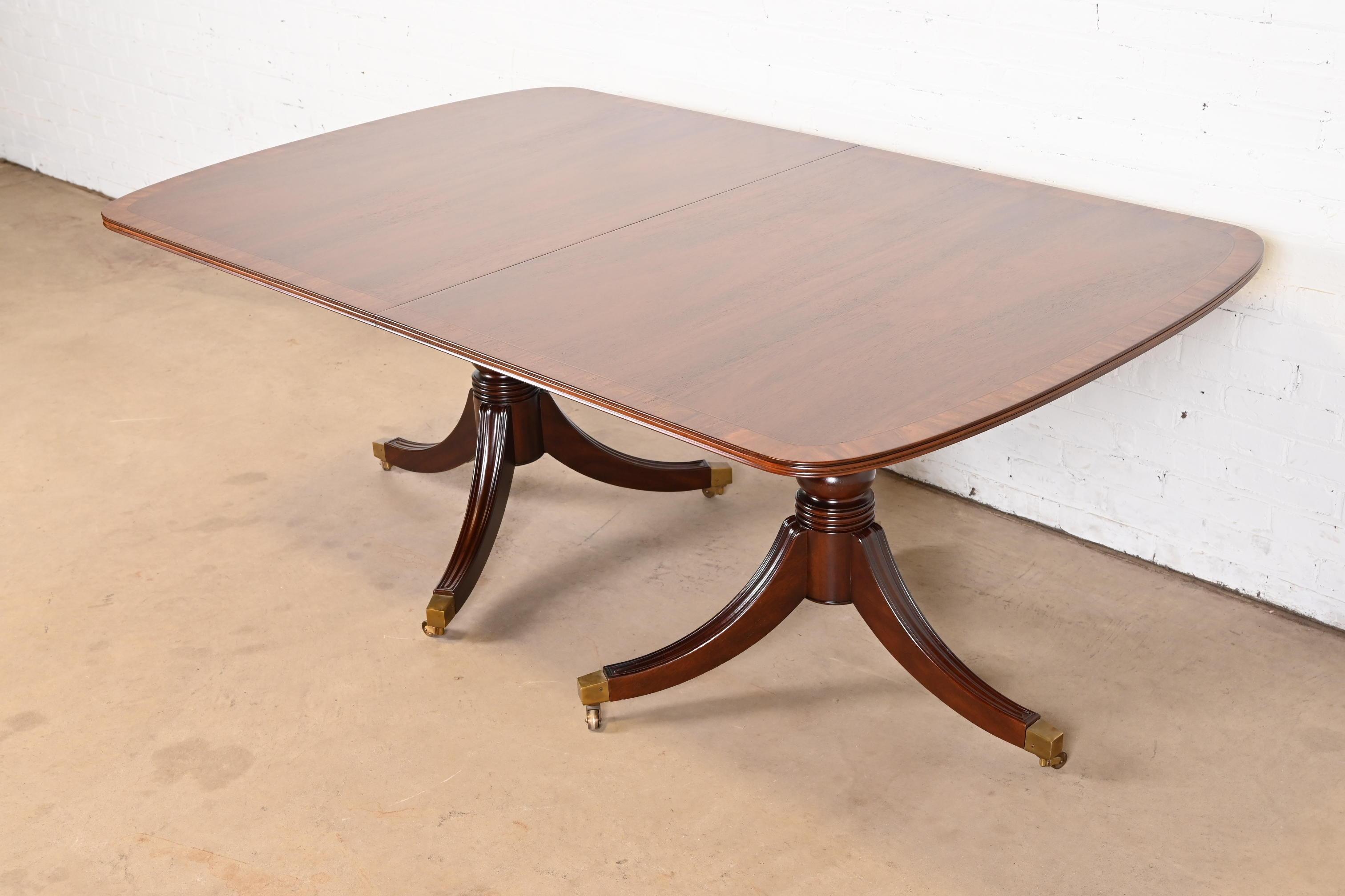 Henredon Georgian Banded Mahogany Double Pedestal Dining Table, Newly Refinished For Sale 7