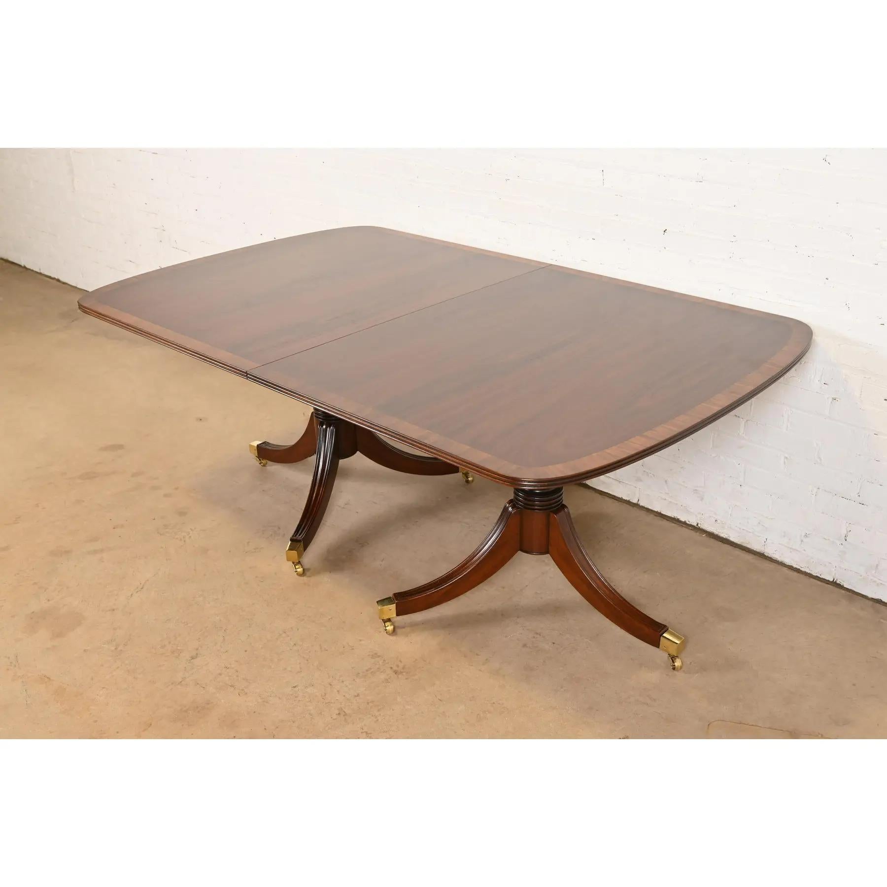 Georgien Henredon table de salle à manger géorgienne à double piédestal en acajou à bandes, nouvellement revernie en vente