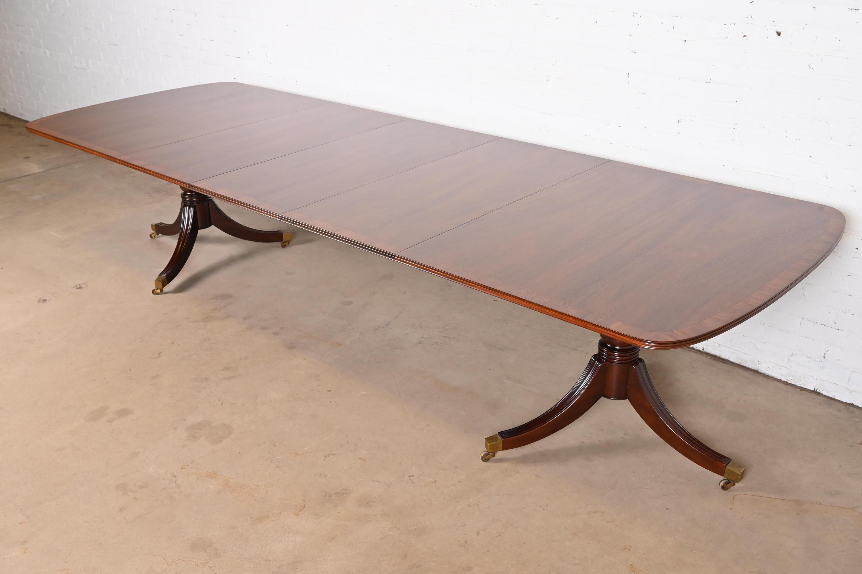 Henredon Georgian Banded Mahogany Double Pedestal Dining Table, Newly Refinished In Good Condition For Sale In South Bend, IN